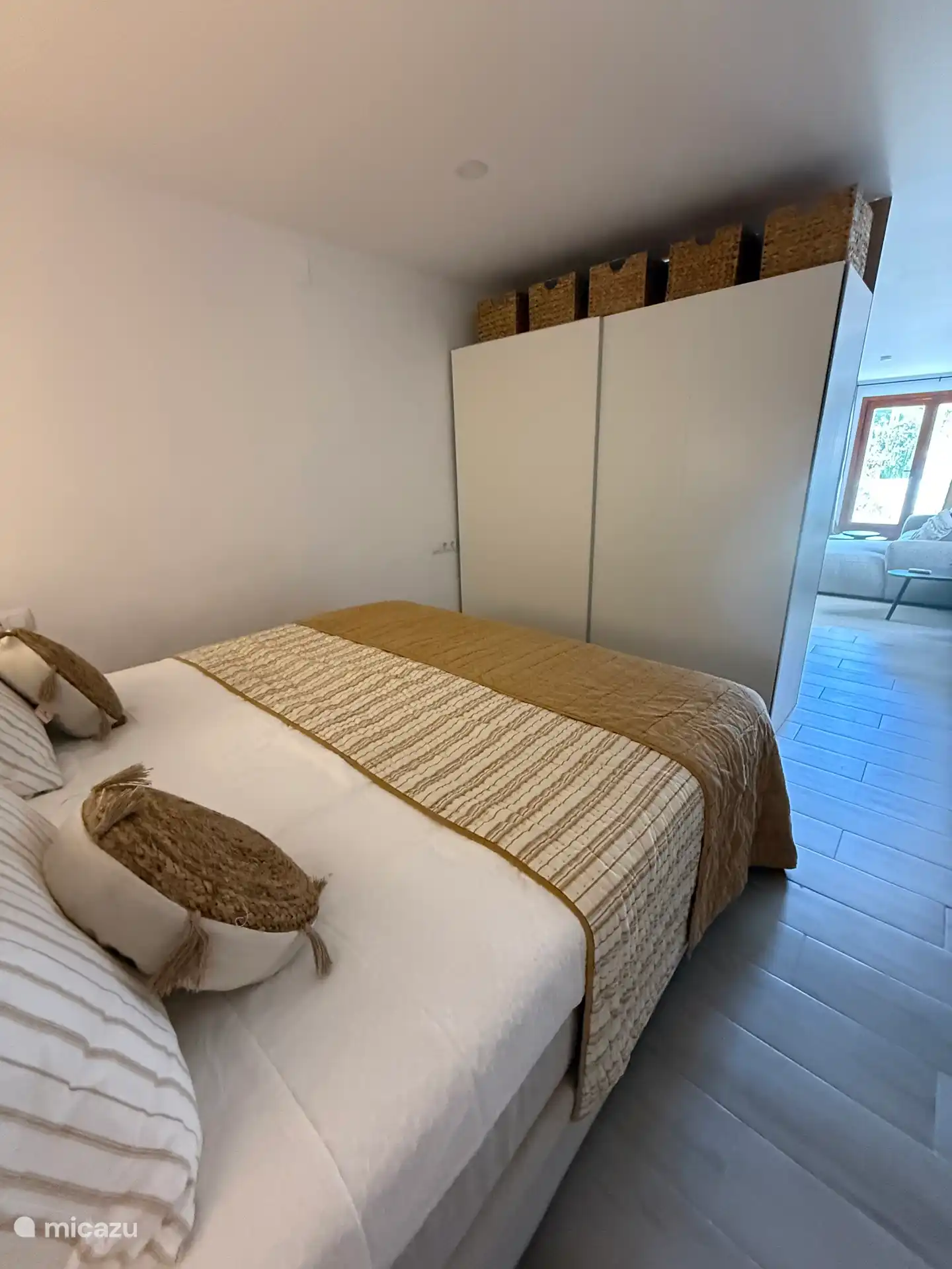 Sommier de luxe 180-200 avec surmatelas en latex.