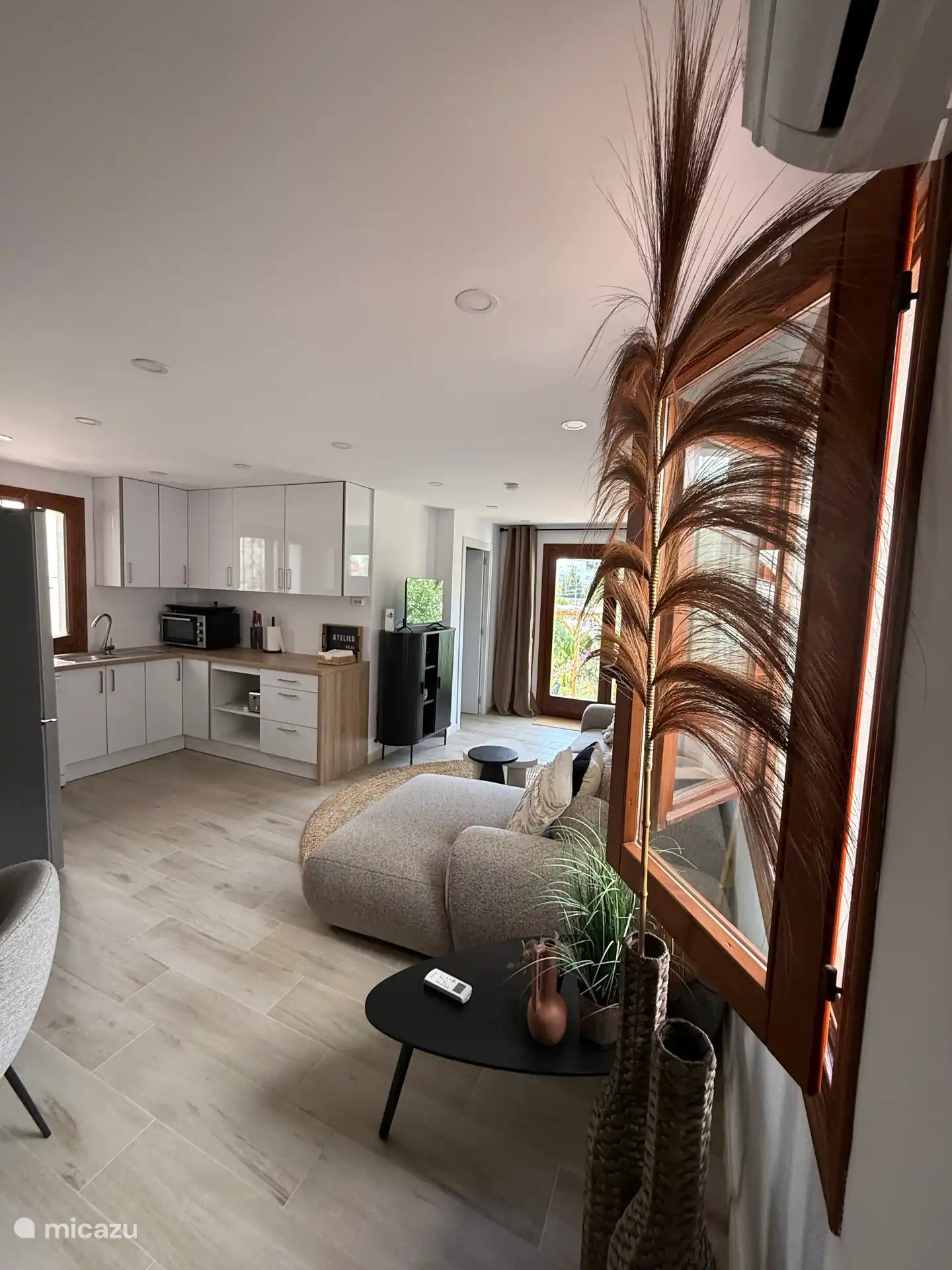 Cuisine pratiquement neuve avec tous les appareils et ustensiles.