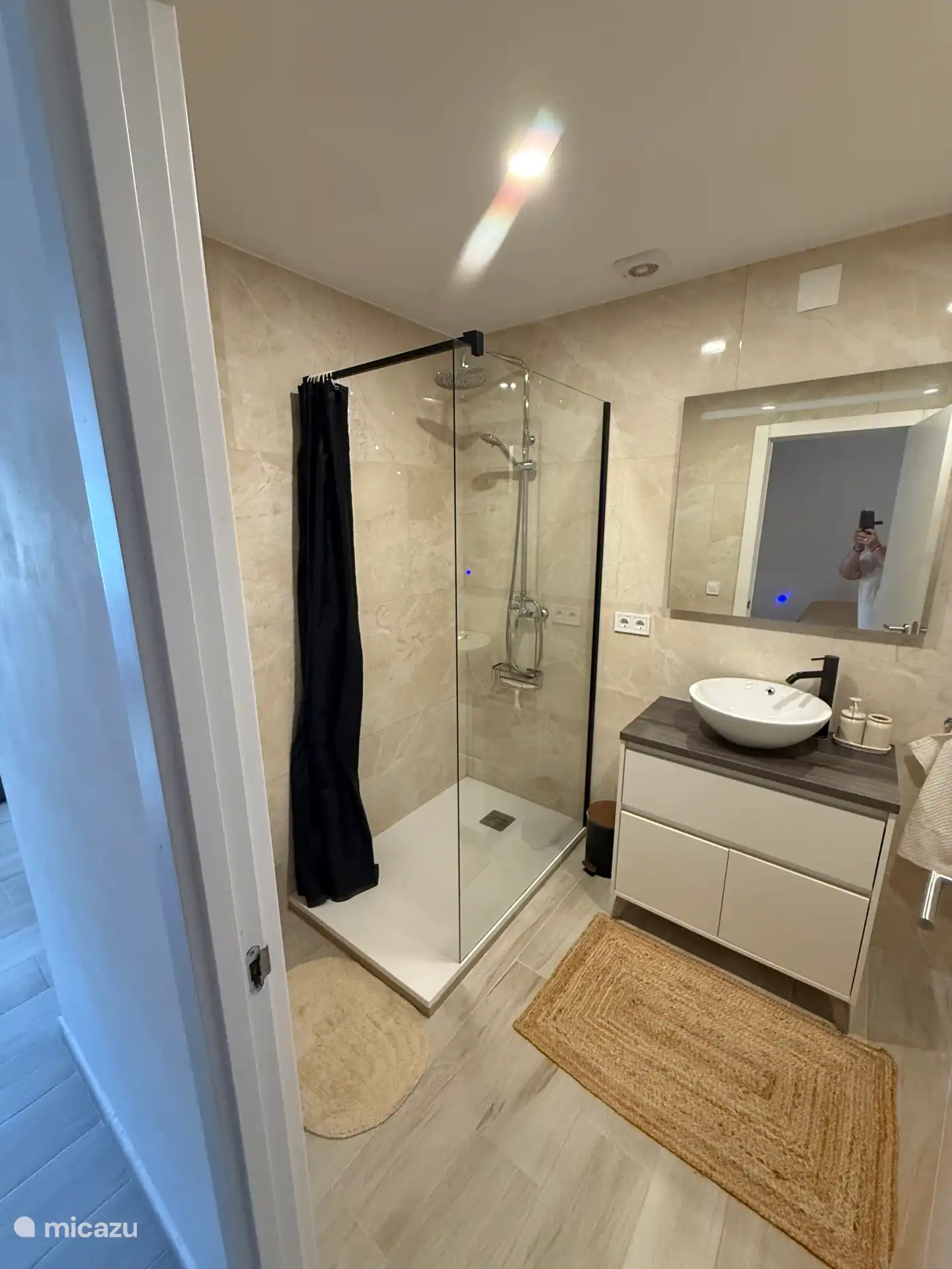 Douche et baignoire séparées