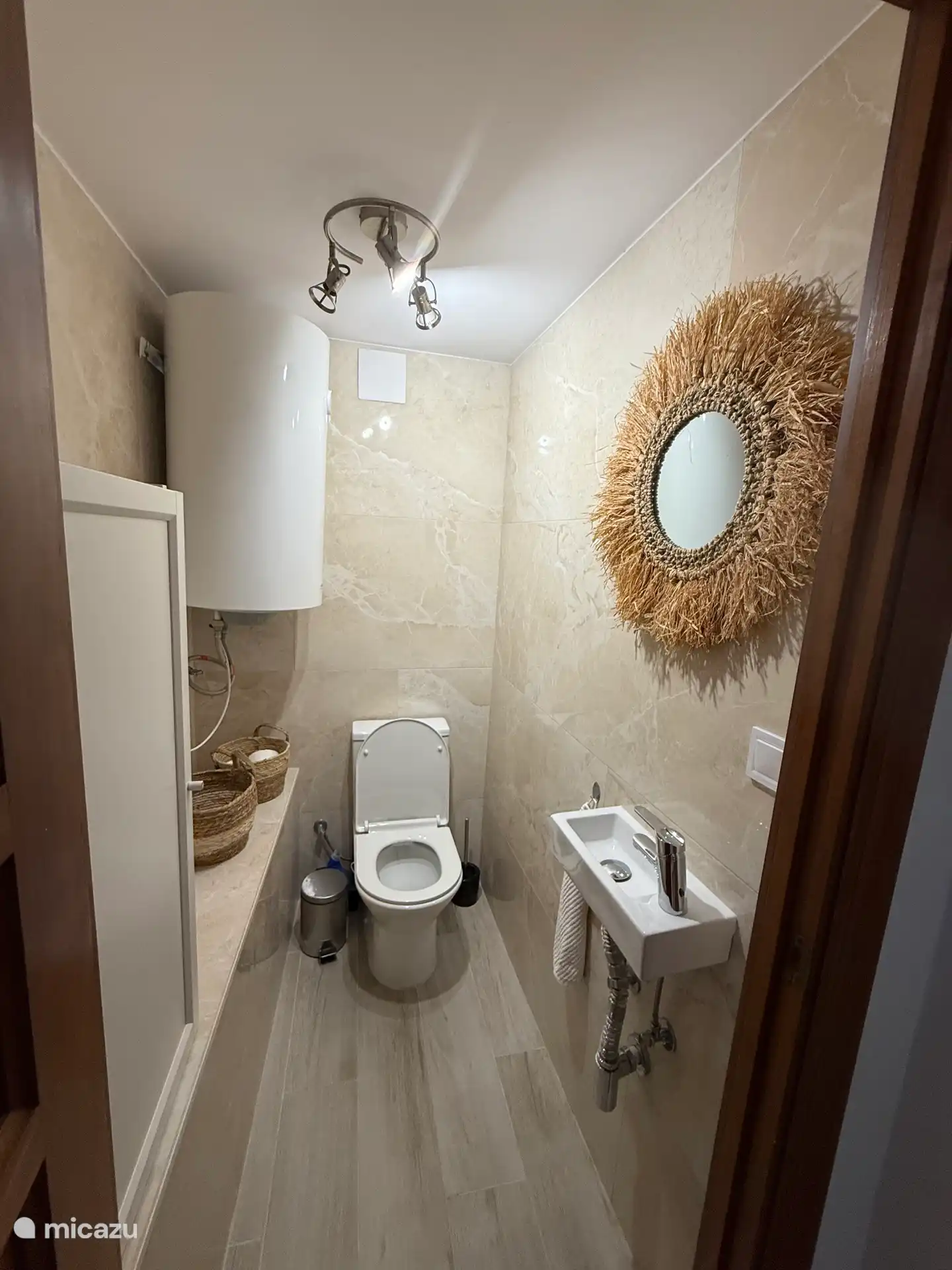 Toilettes séparées.