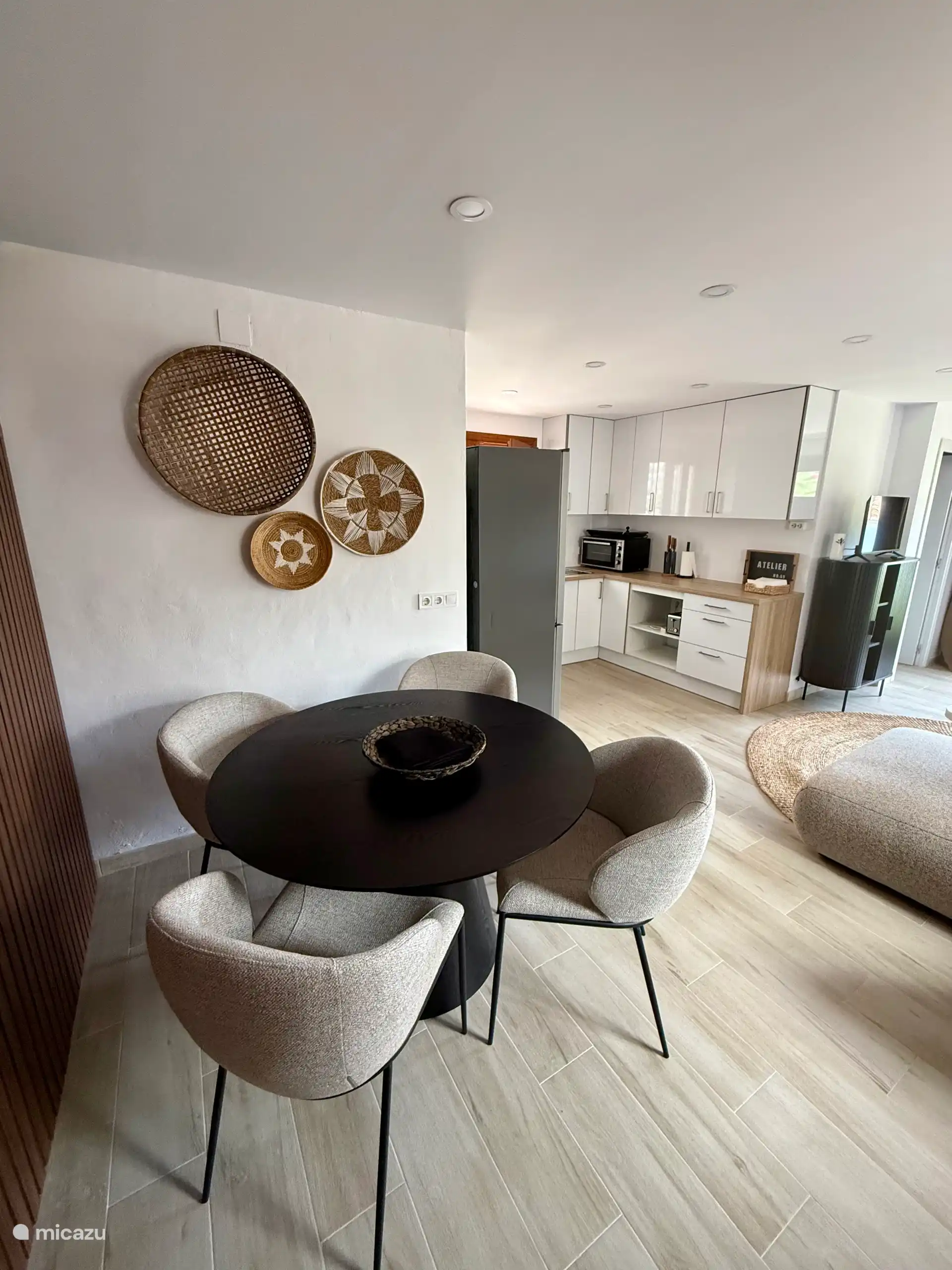 Cuisine pratiquement neuve avec tous les appareils et ustensiles.