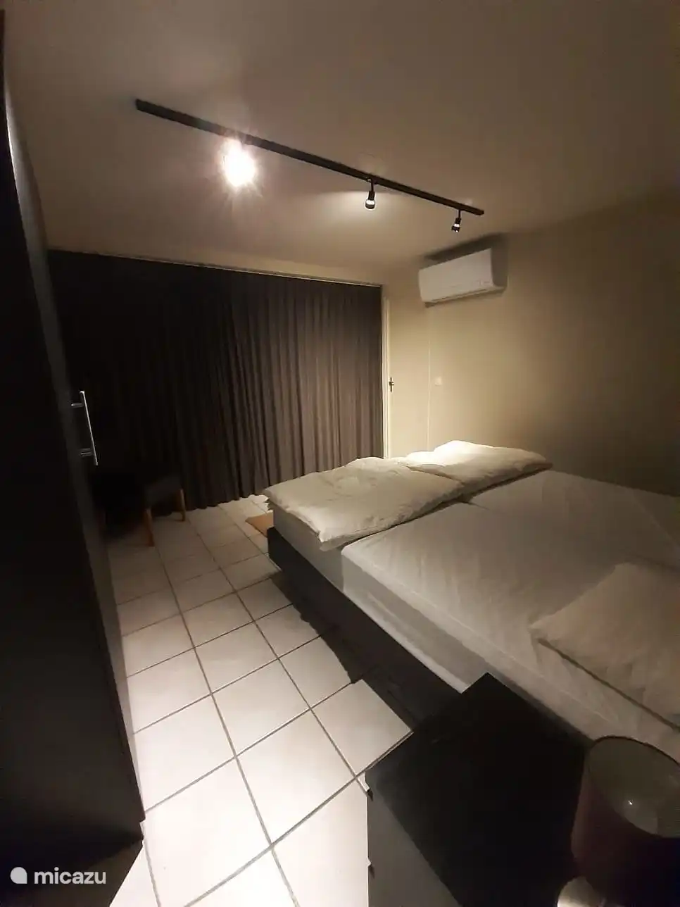 Slaapkamer op de begane grond met uitgangsdeur naar de tuin 