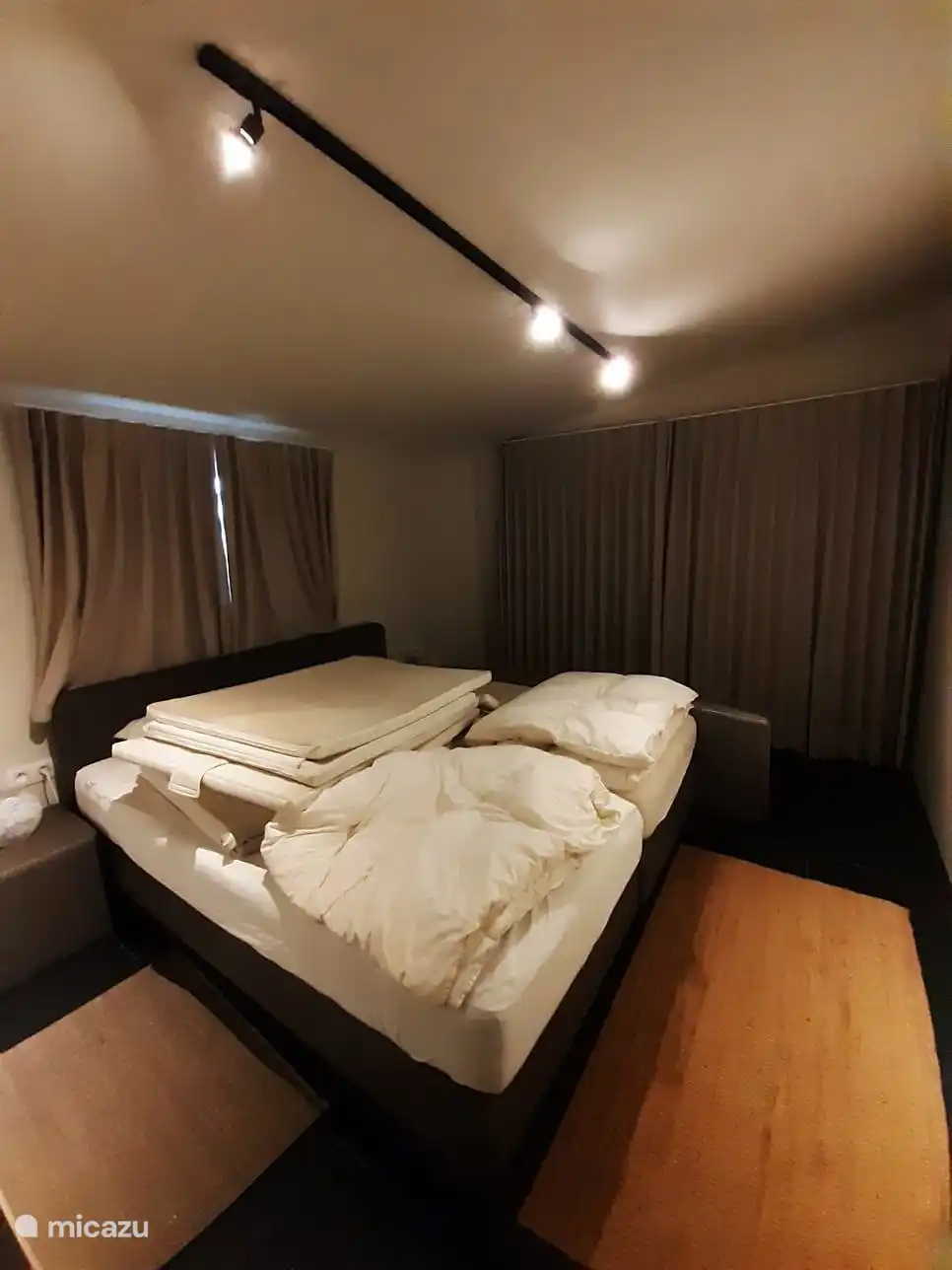 Slaapkamer op de begane grond met schuifdeur naar de tuin