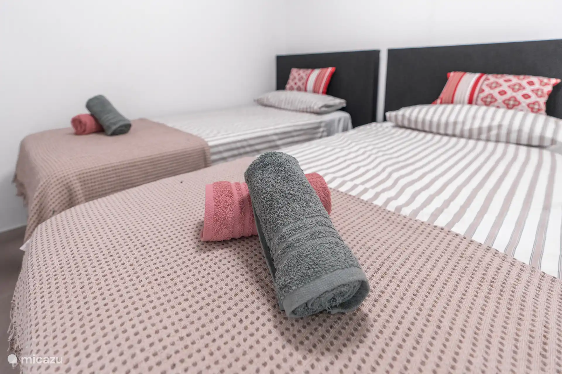 Slaapkamer met 2 eenpersoons bedden