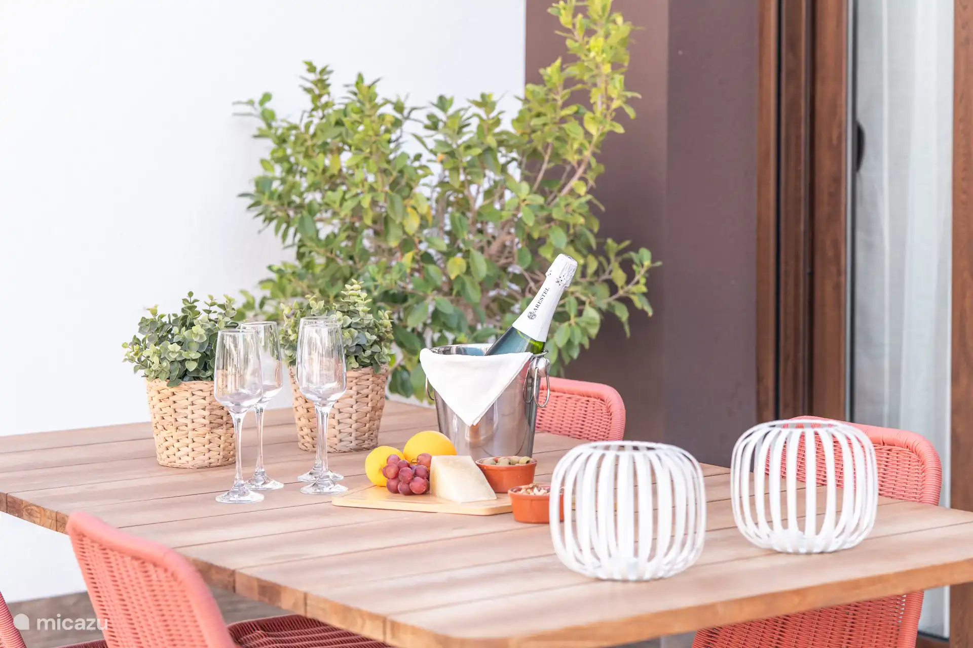 Terras met uitzicht op het zwembad waar je heerlijk kunt genieten van Spaanse tapa.