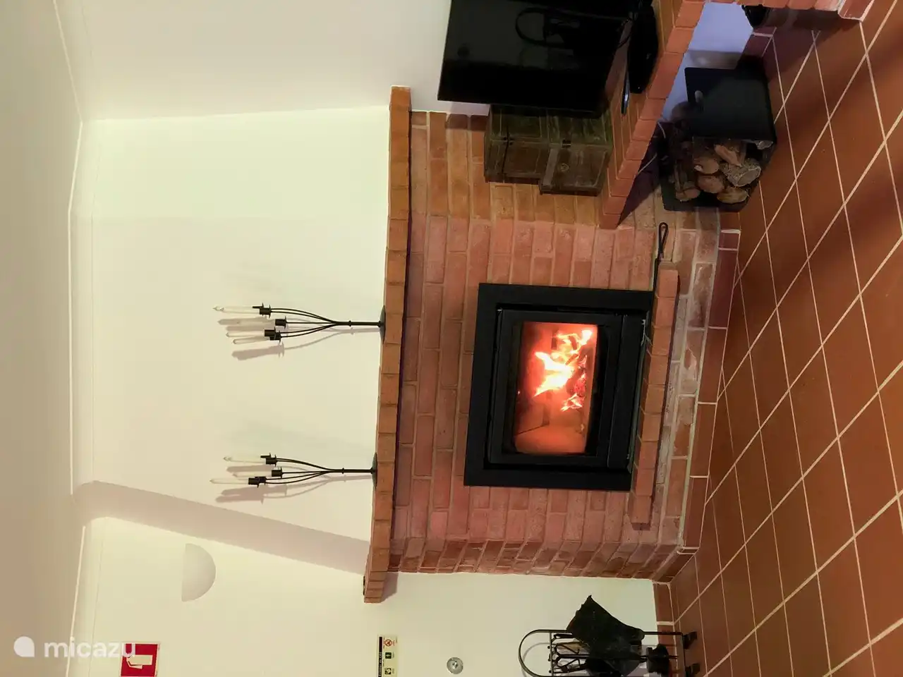 Autour de la cheminée - en milieu de saison, nous fournissons du bois pour profiter ensemble