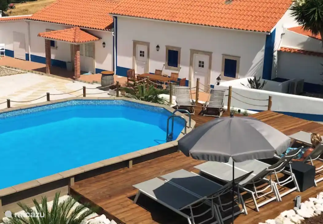 Piscine avec une belle vue sur les environs