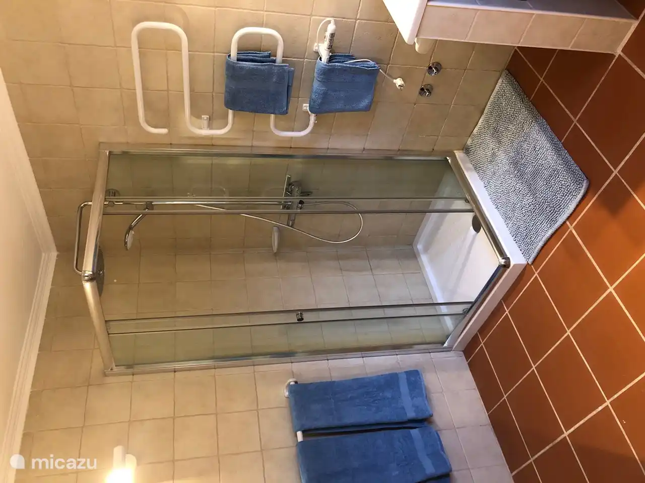 Douche avec mitigeur et douche à effet pluie et/ou douche à jet