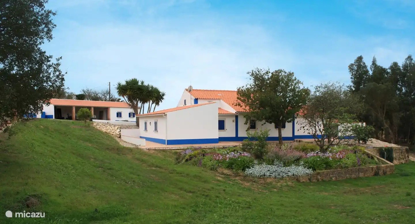 Vue extérieure depuis le jardin de la ferme.