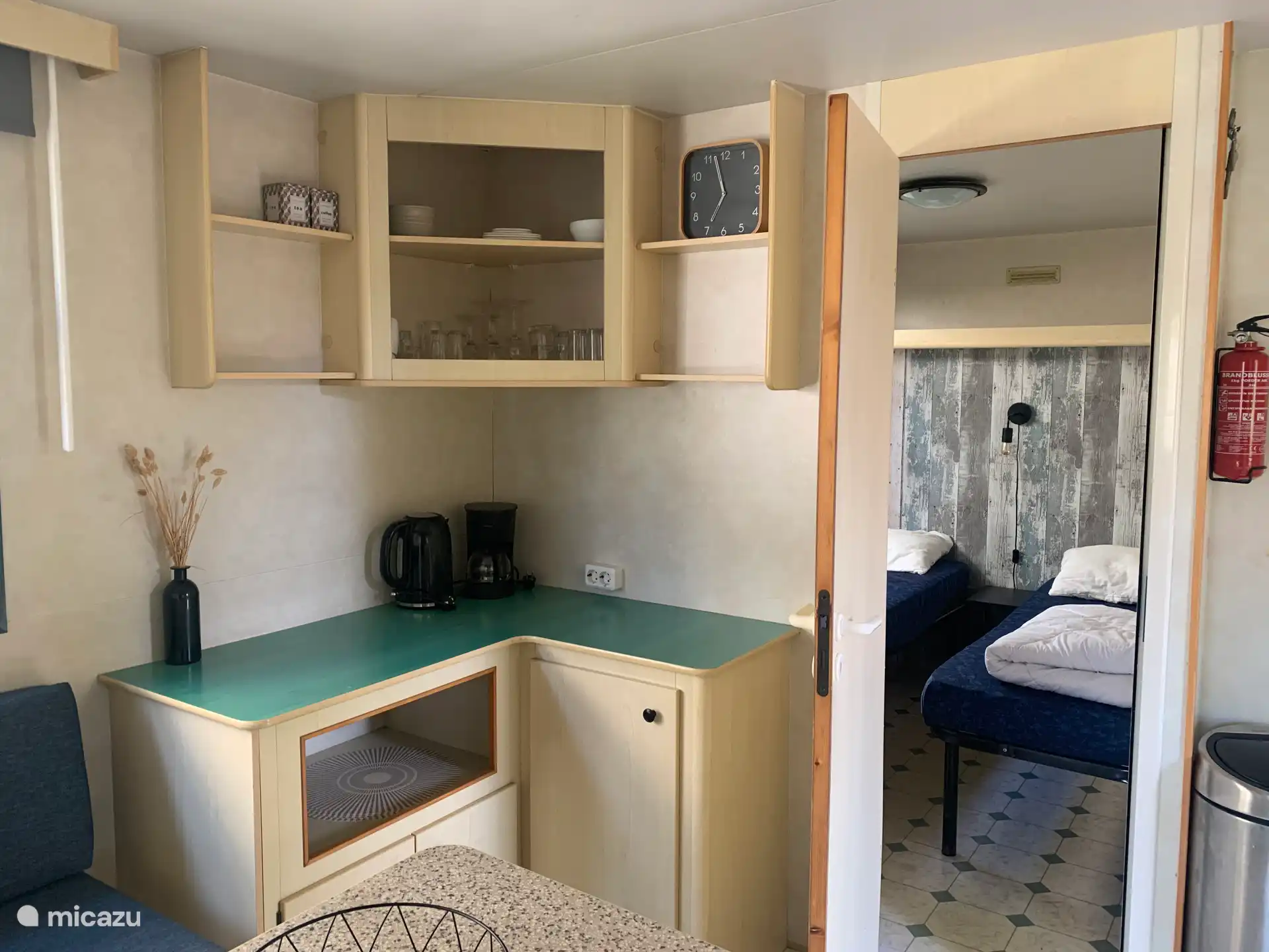 Hoekkasten met koffiezetapparaat en waterkoker.