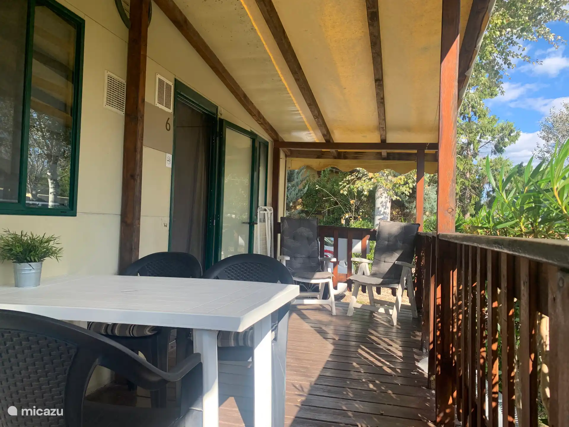 De veranda met diverse zitgedeeltes