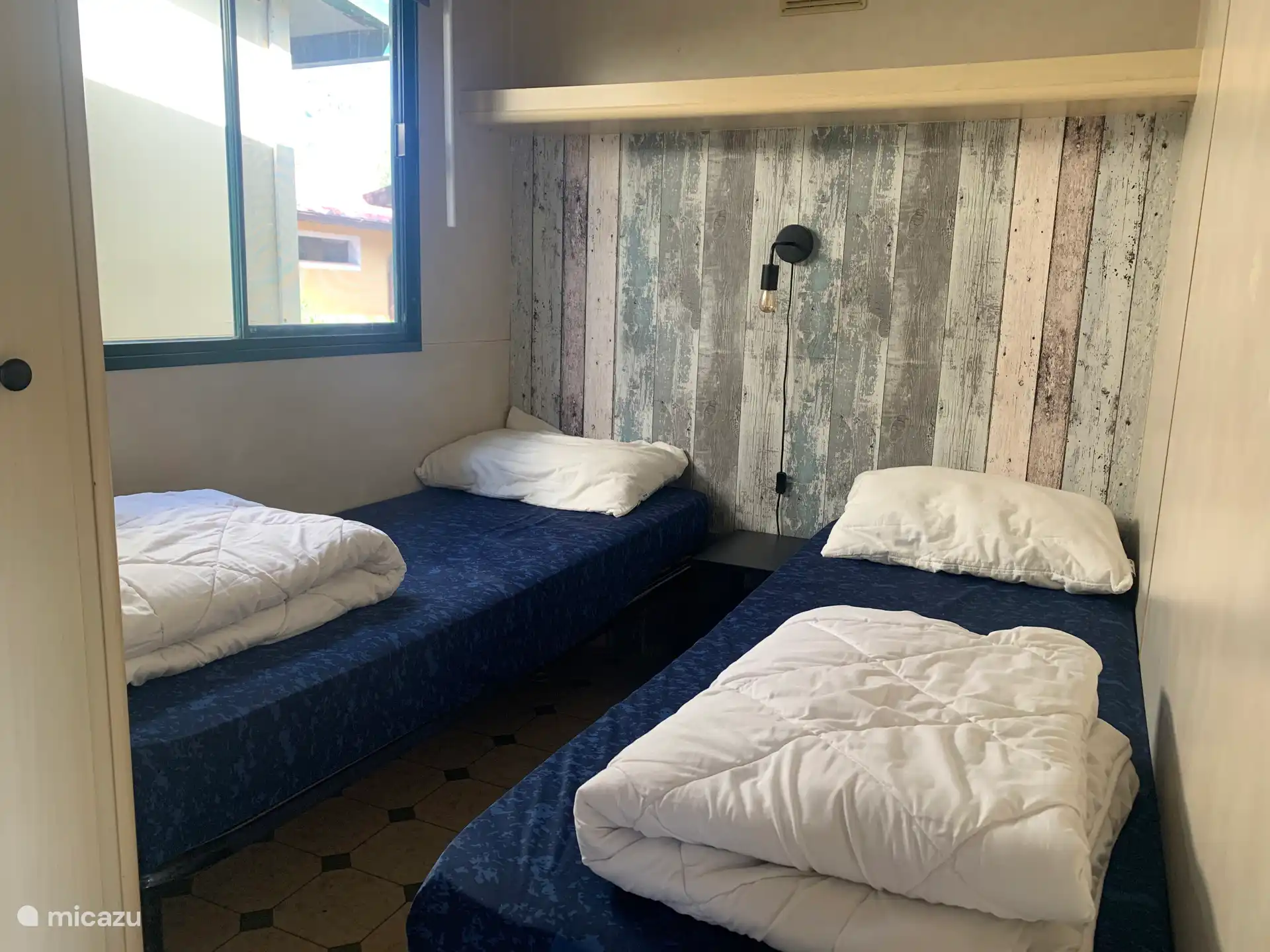 Slaapkamer met twee eenpersoonsbedden