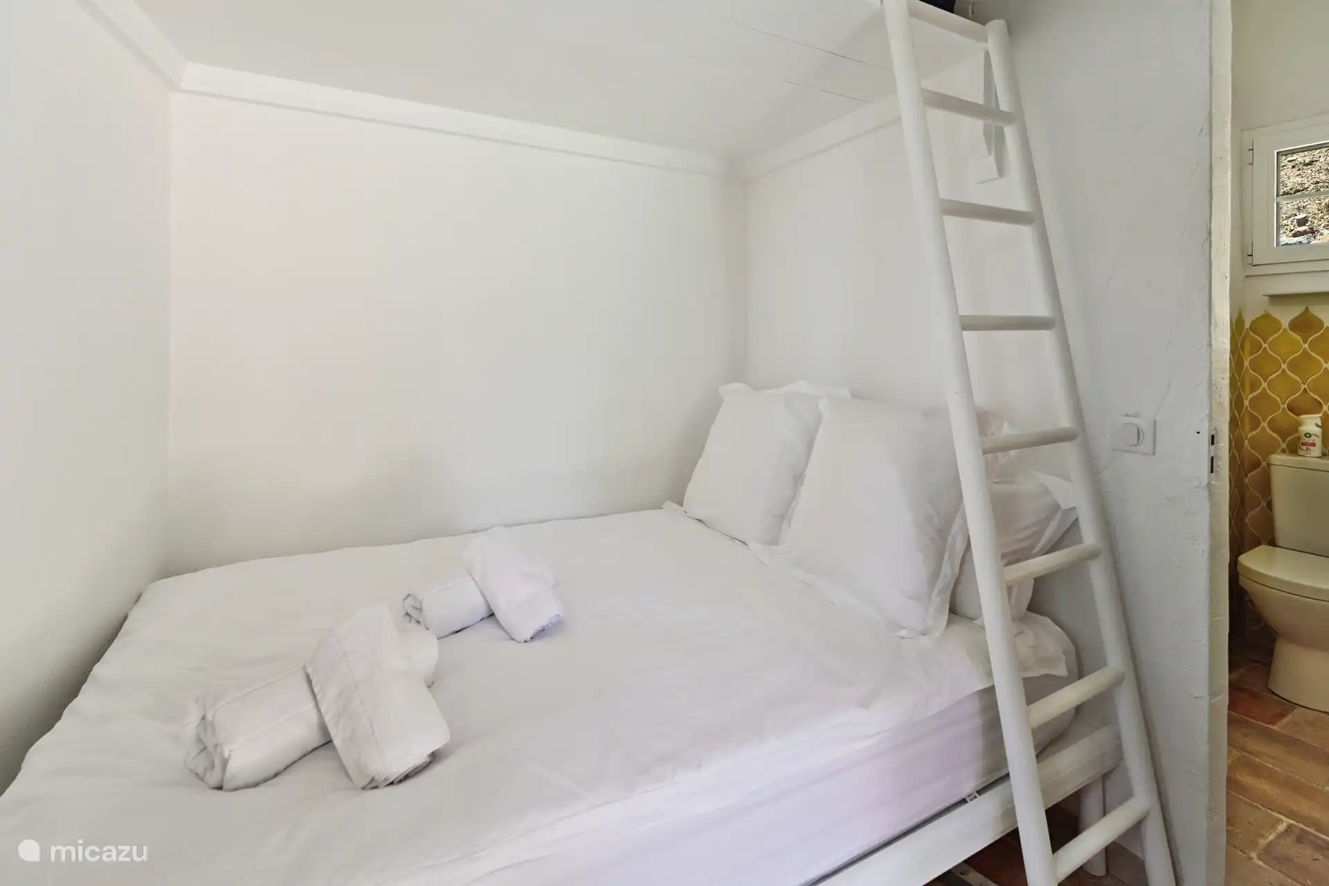 Slaapkamer bij de tennisbaan (in de ronde toren)