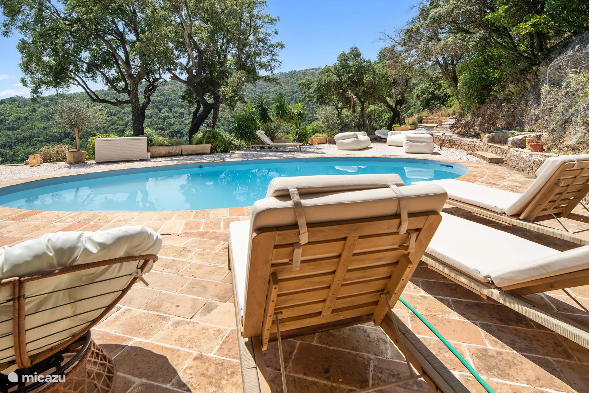 Ligstoel bij het zwembad