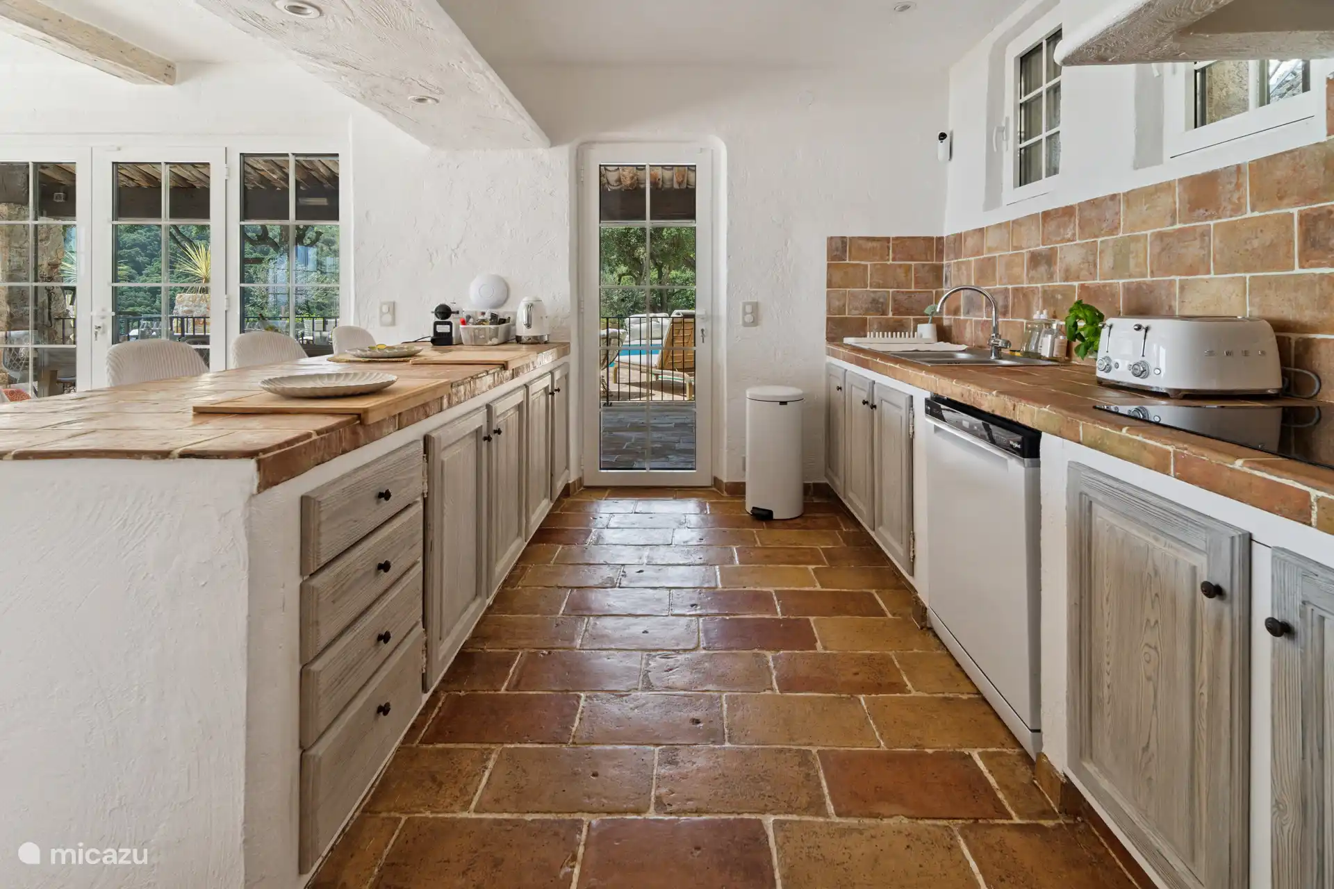 Volledig uitgeruste open keuken