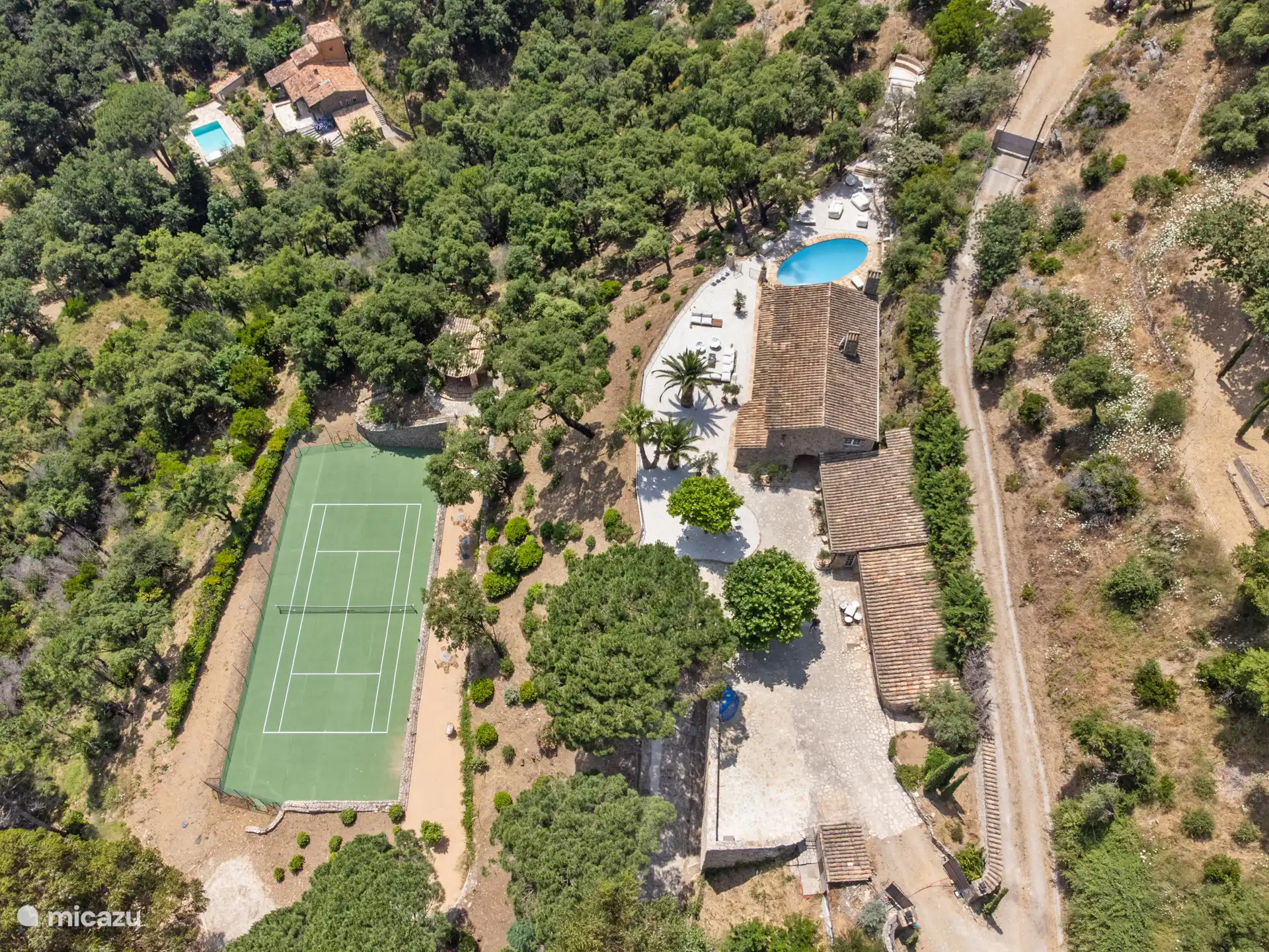 Huis, zwembad en tennisbaan