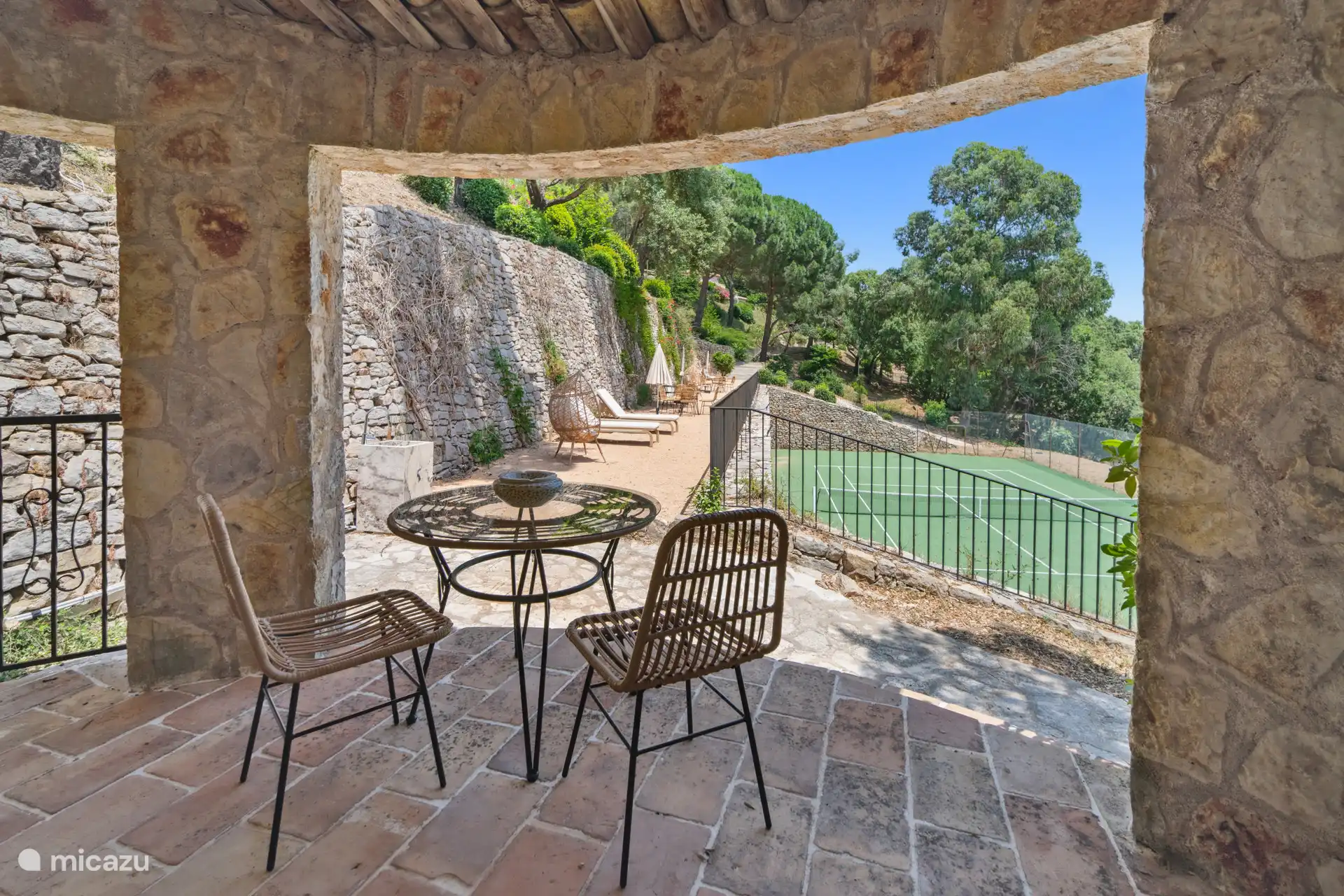 Tennisbaan - Slaapkamer - zithoek - mini-koelkast