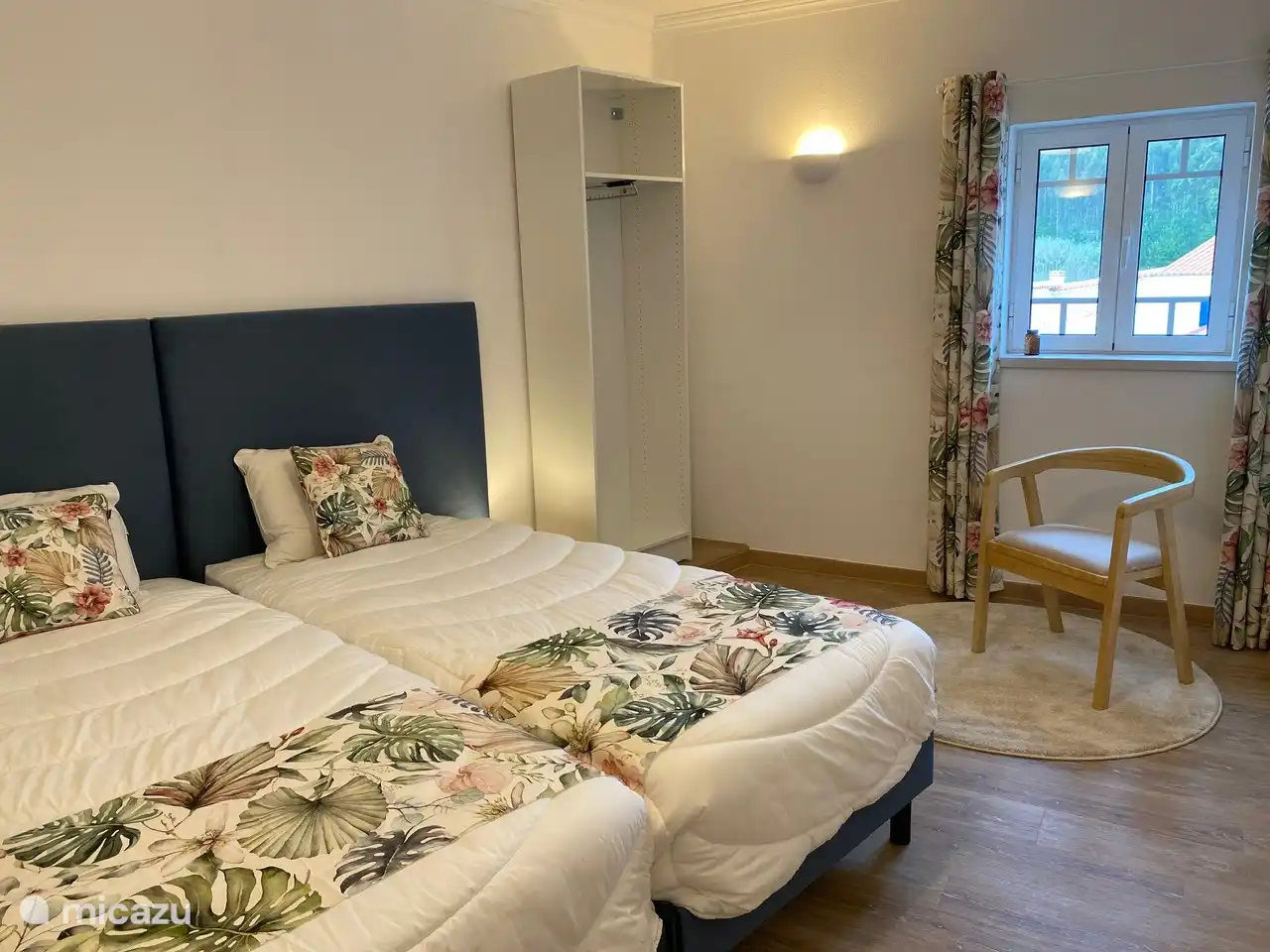 Master bedroom 2, achteraan, met dubbelbed, kasten en een zithoekje