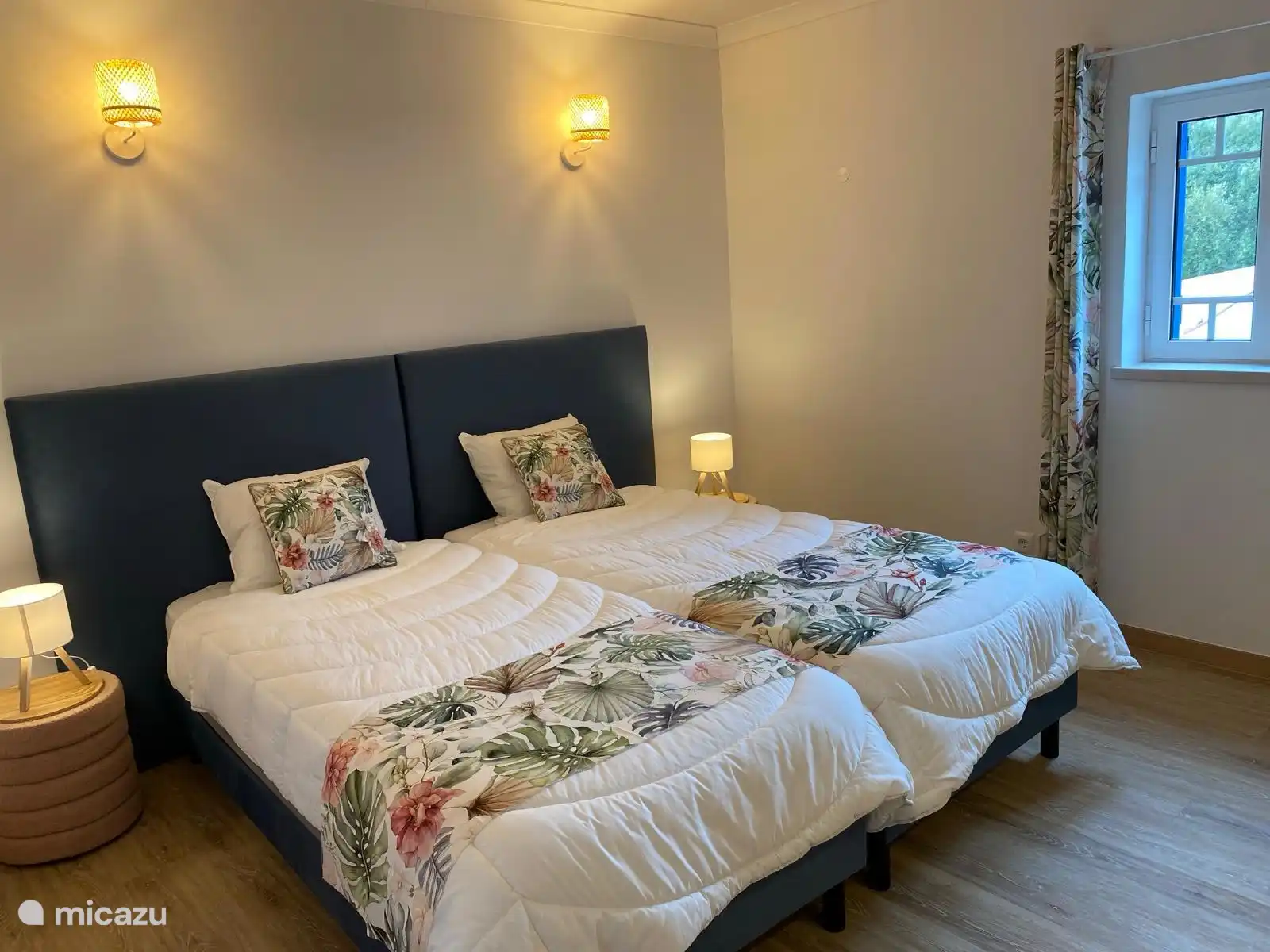 Master Bedroom 1, met dubbelbed, kasten en aansluitend de badkamer