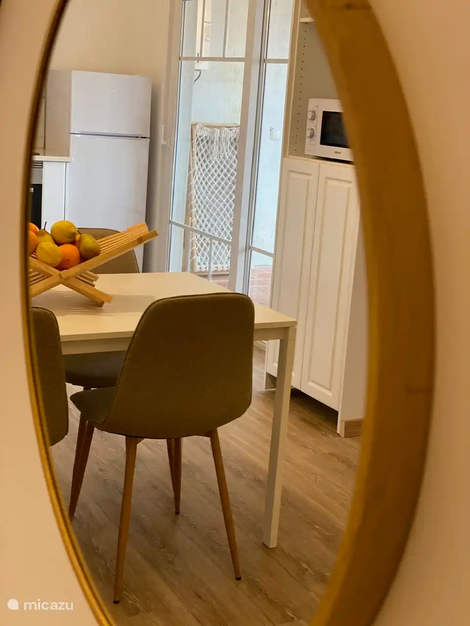 Casa Anna, detail zicht op de eettafel en keuken