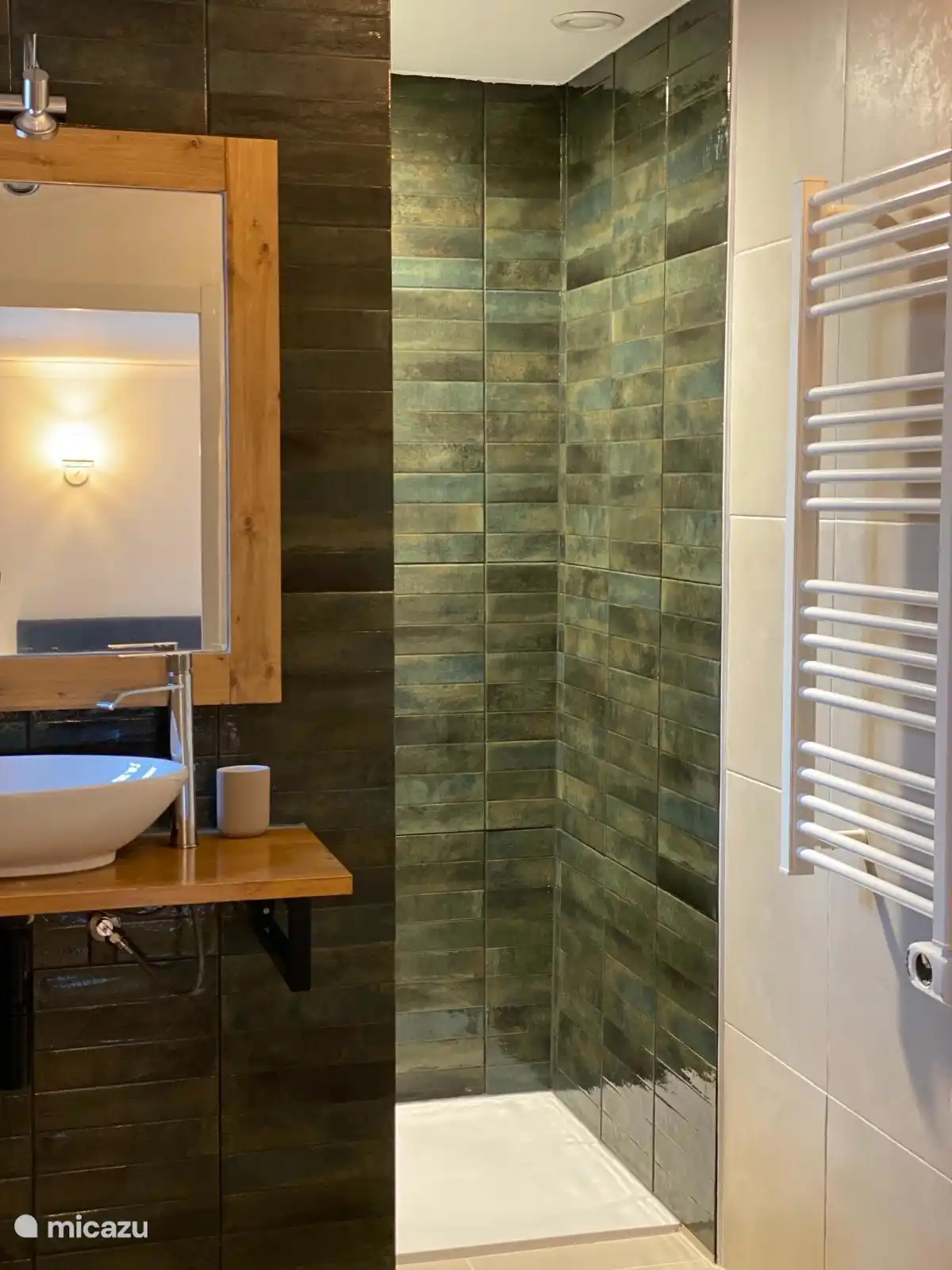 Badkamer 2, met lavabo en inloopdouche achter de wand. dez badkamer is enkel te bereiken via slaapkamer 1 (ensuite badkamer)