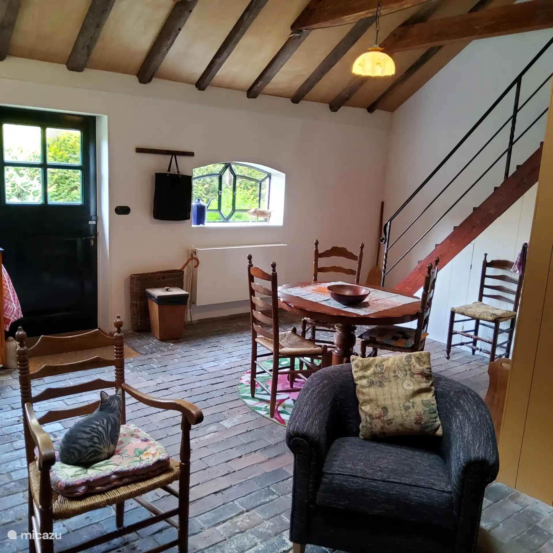 Photo d’aperçu. La porte extérieure est une double porte.