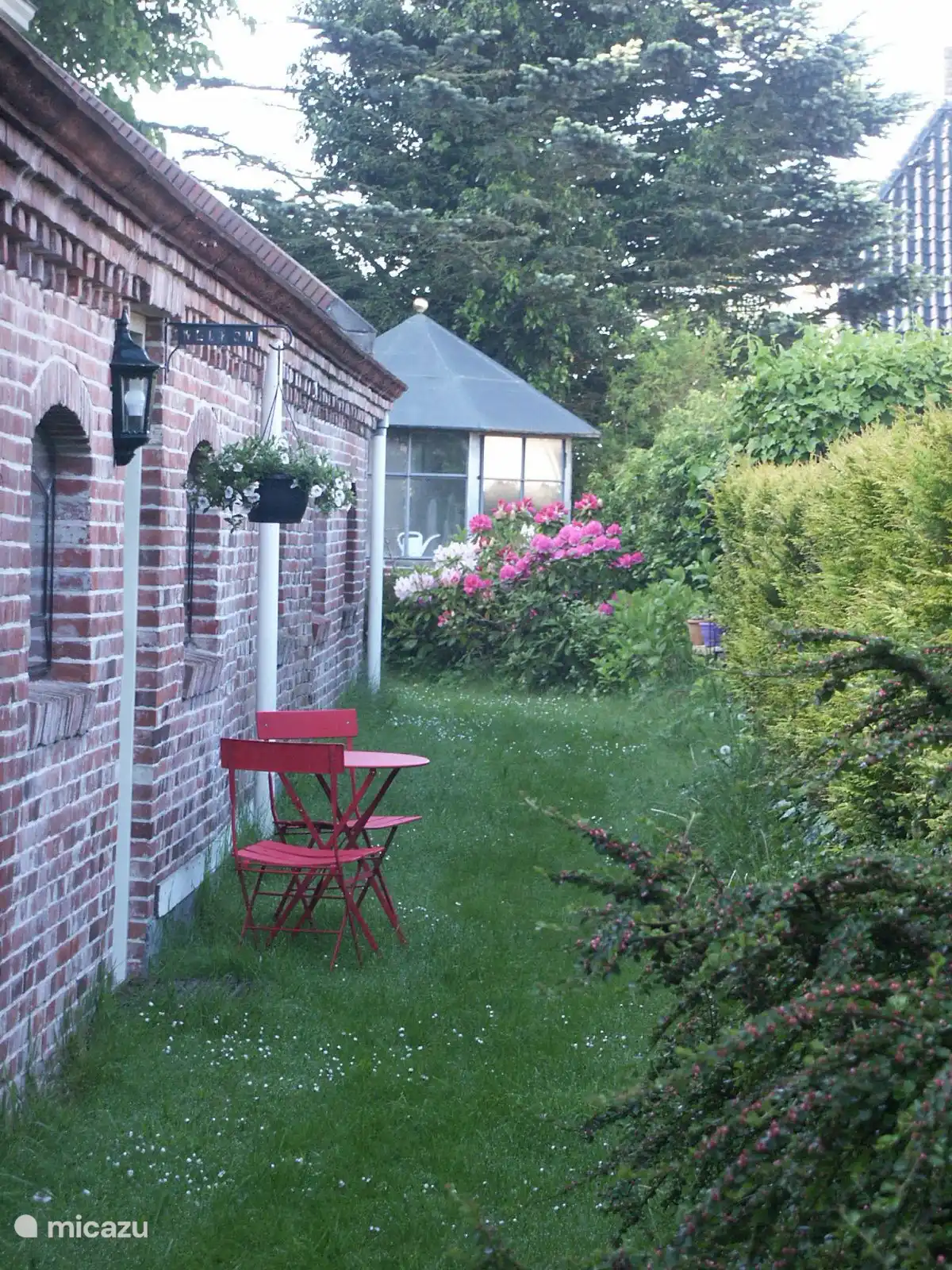 Vue sur la cabanonne du jardin.