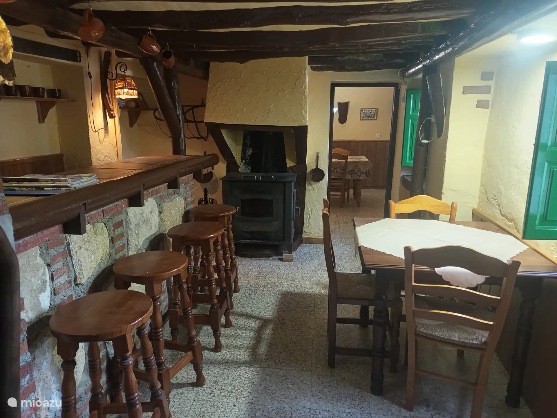 Barbereich neben Wohnzimmer