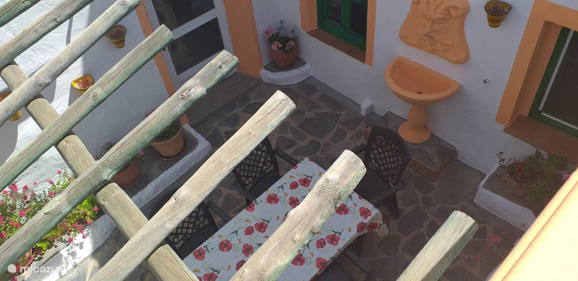 Vue depuis la terrasse sur le toit vers la cour / patio