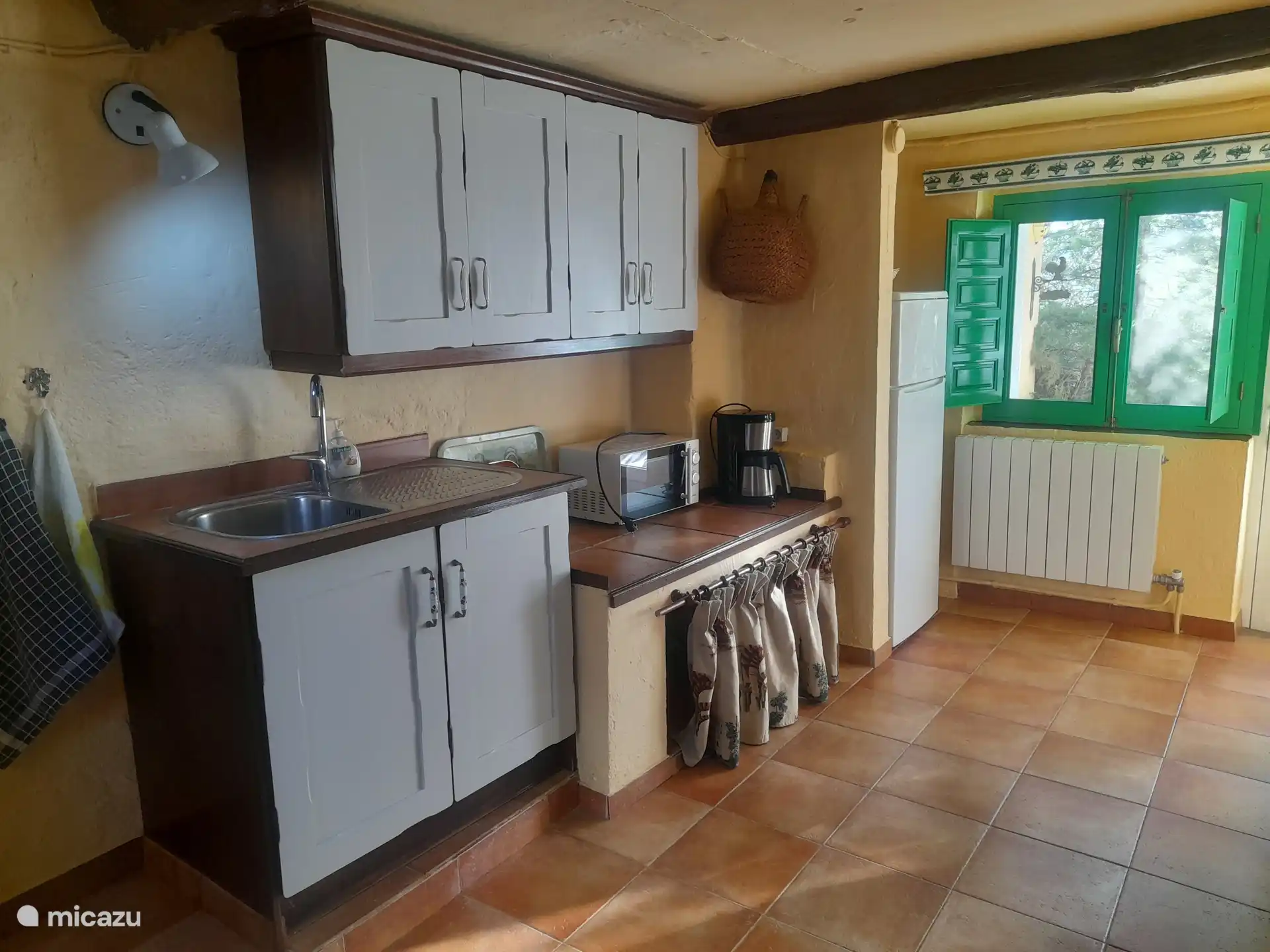 une partie de la cuisine équipée d’une cafetière et d’un micro-ondes