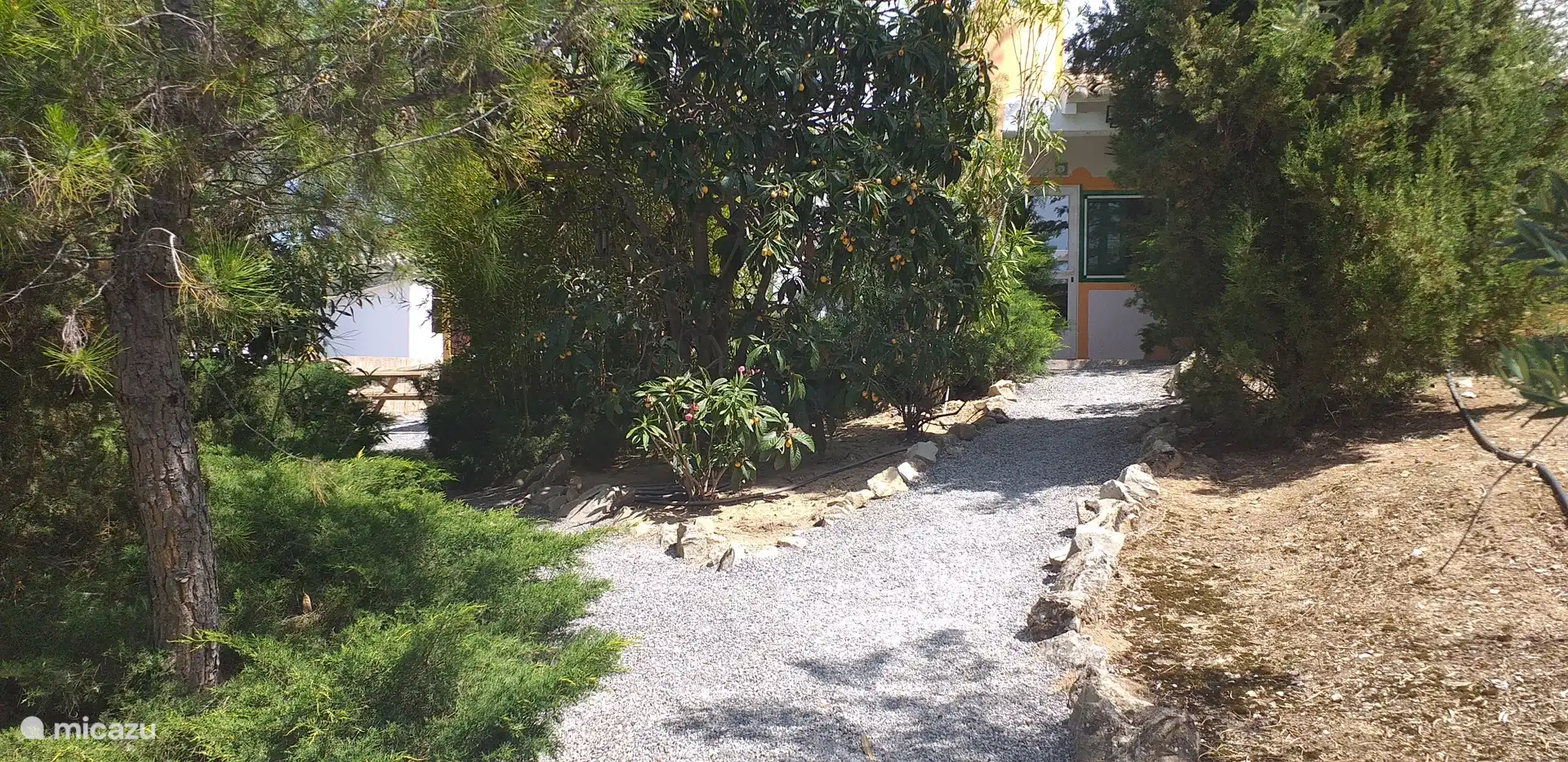 Chemin de la piscine à l’entrée de la maison de vacances