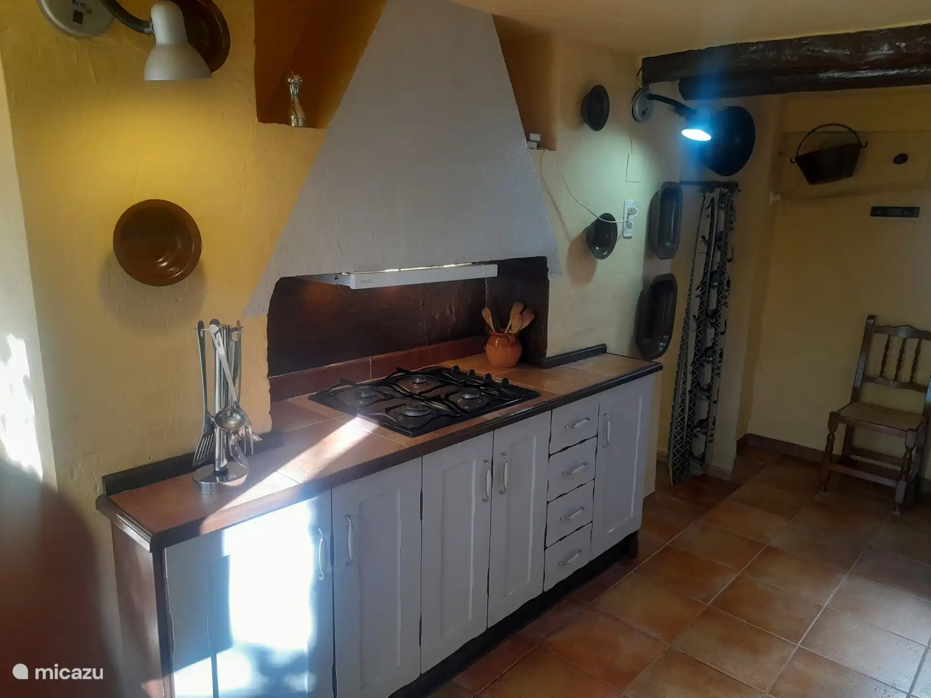 cuisine équipée de poêles à cuire et à frire, couverts complets, assiettes, tasses, verres, mixeur à mains, etc