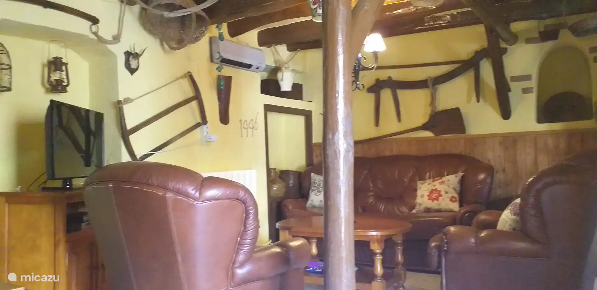 Une partie du grand salon avec la télévision