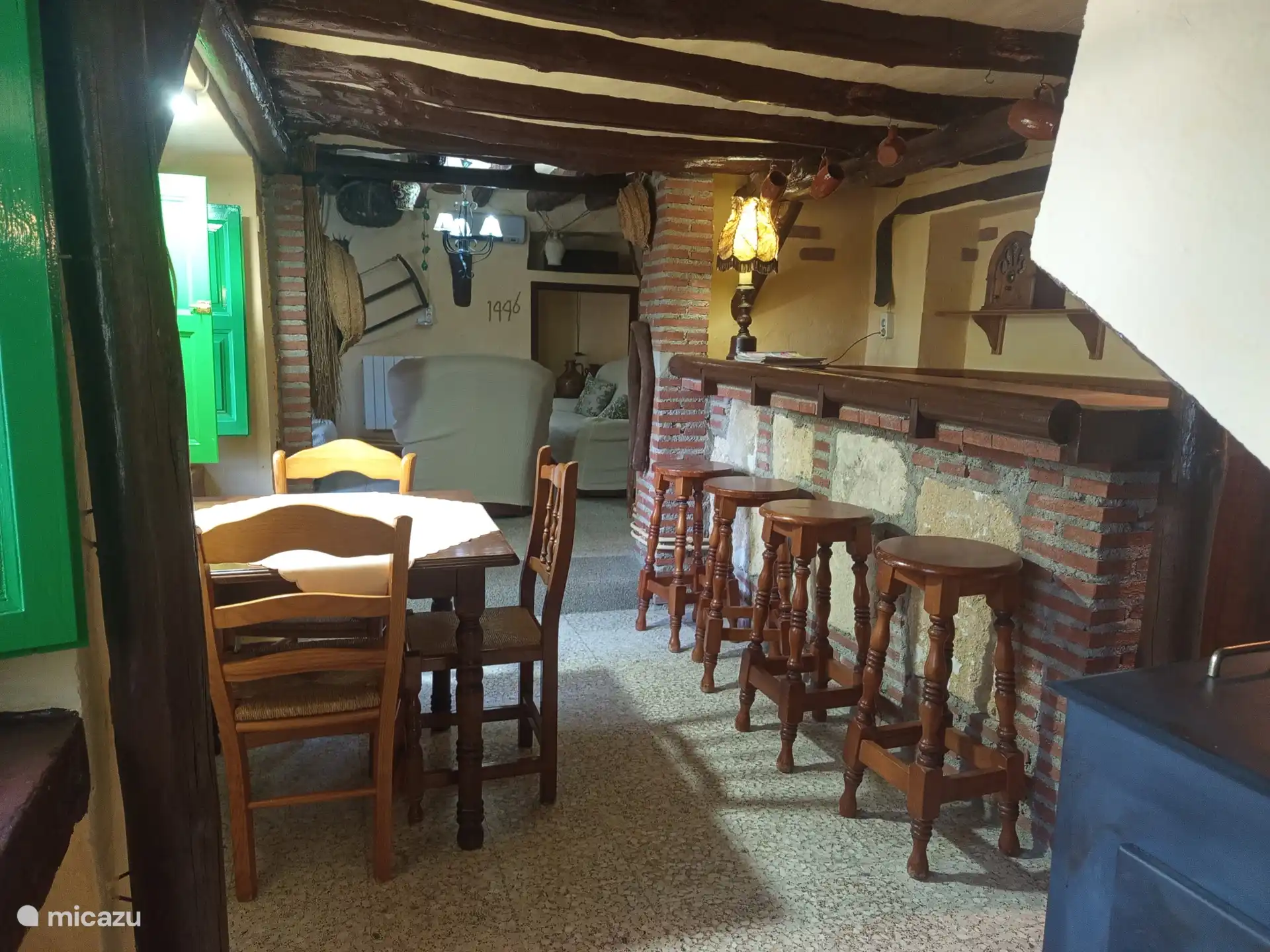 Barbereich mit Durchgang zum Wohnzimmer