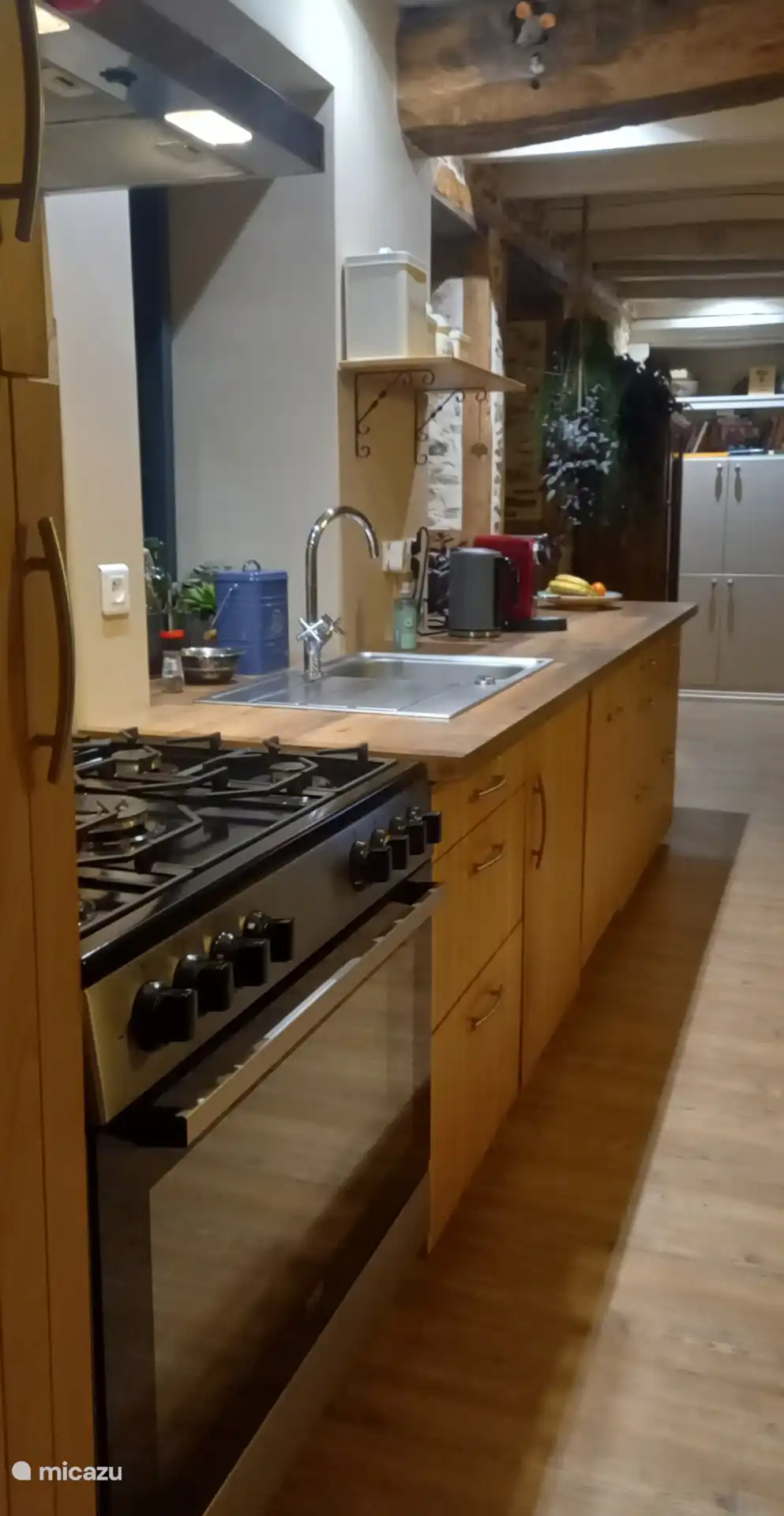 Cuisine entièrement équipée, incluant lave-vaisselle, four, micro-ondes, réfrigérateur avec compartiment congélateur et machine Nespresso