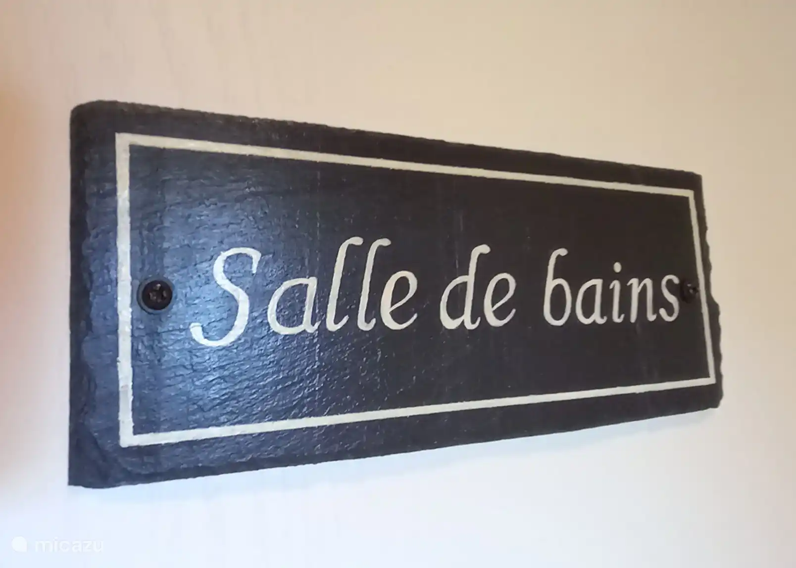 salle de bain spacieuse avec double lavabo et douche à l’italienne