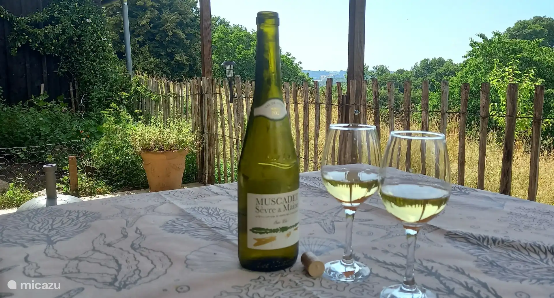 terrasse couverte et clôturée à l’arrière