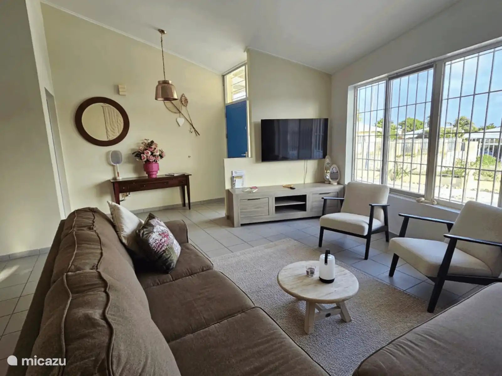 Segunda zona de estar en el salón con mucha luz y vistas al exterior. Cálido, acogedor y amueblado de forma cómoda.