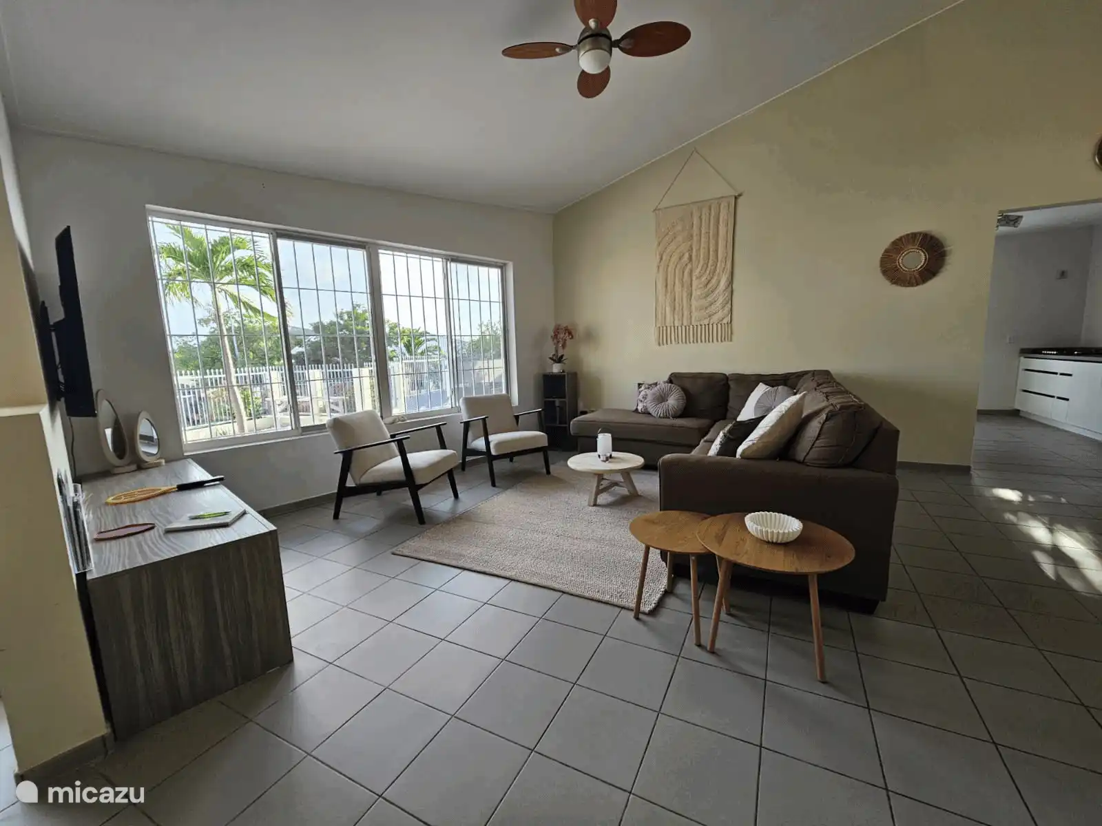 Salón espacioso y luminoso con una zona de estar cómoda. Un lugar agradable para relajarse después de un día explorando la playa o la isla.