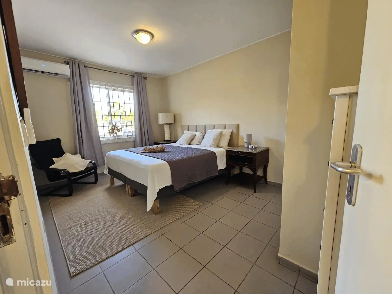 Dormitorio cómodo con cama doble, aire acondicionado y ambiente tranquilo. Perfecto para despertarse fresco y descansado.