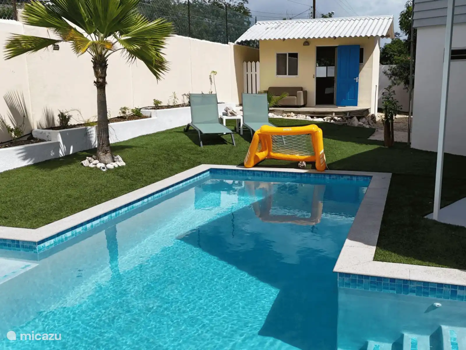 Piscina privada con plataforma solar, rodeada de un jardín tropical. Un lugar encantador para refrescarse, relajarse y disfrutar de total privacidad.
