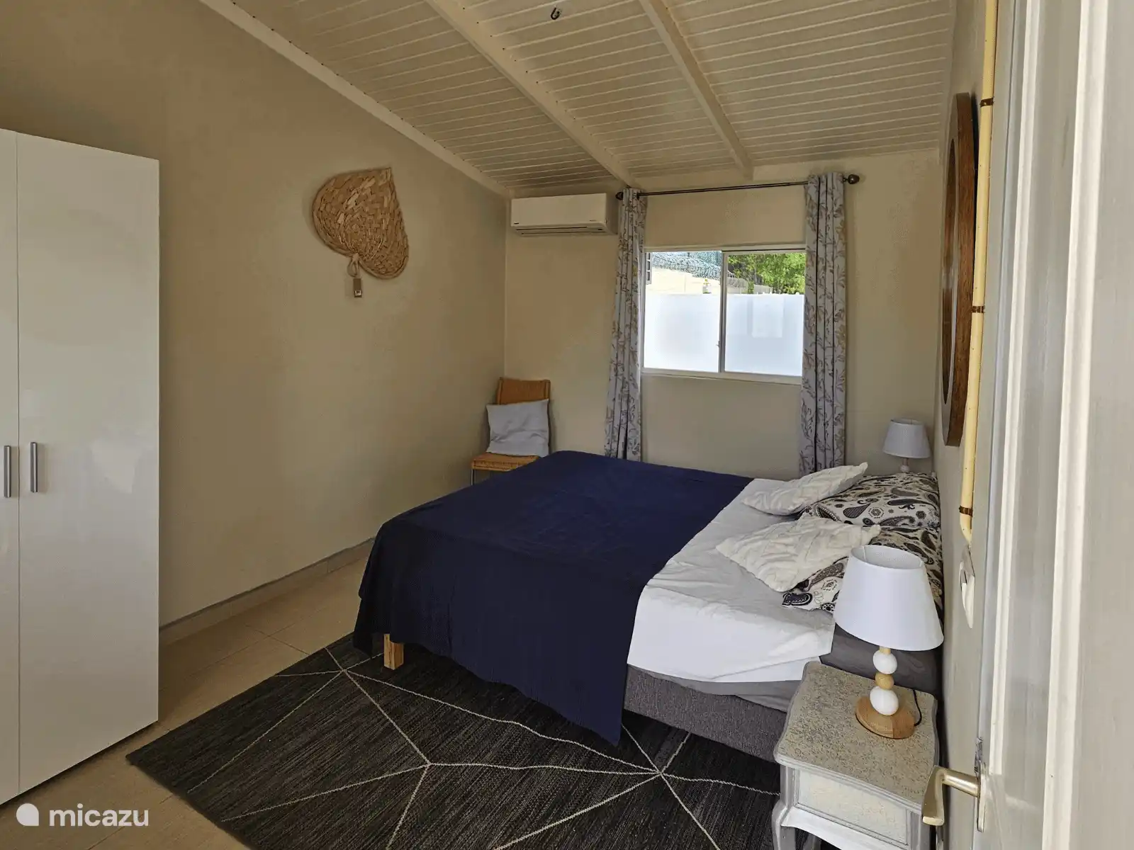 Dormitorio acogedor con cama doble, aire acondicionado y detalles atractivos. Un lugar agradable para relajarse de verdad.