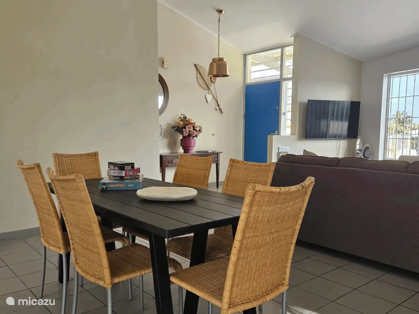 Zona de comedor adicional en el interior, ideal para juegos, comer juntos o pasar un momento tranquilo a la sombra.