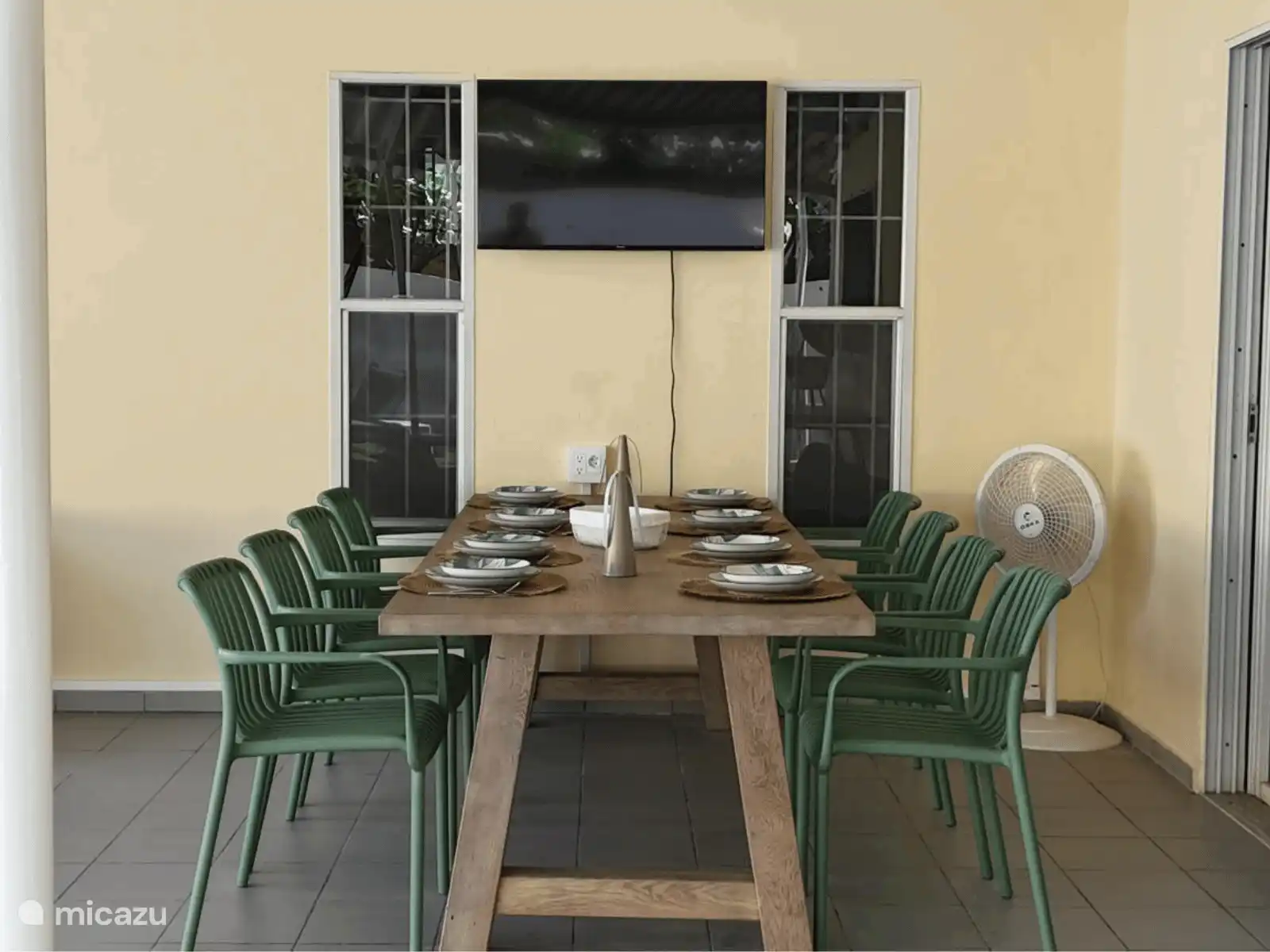 Zona de comedor acogedora en el porche con espacio para todo el grupo. Perfecto para largas y atmosféricas noches juntos.