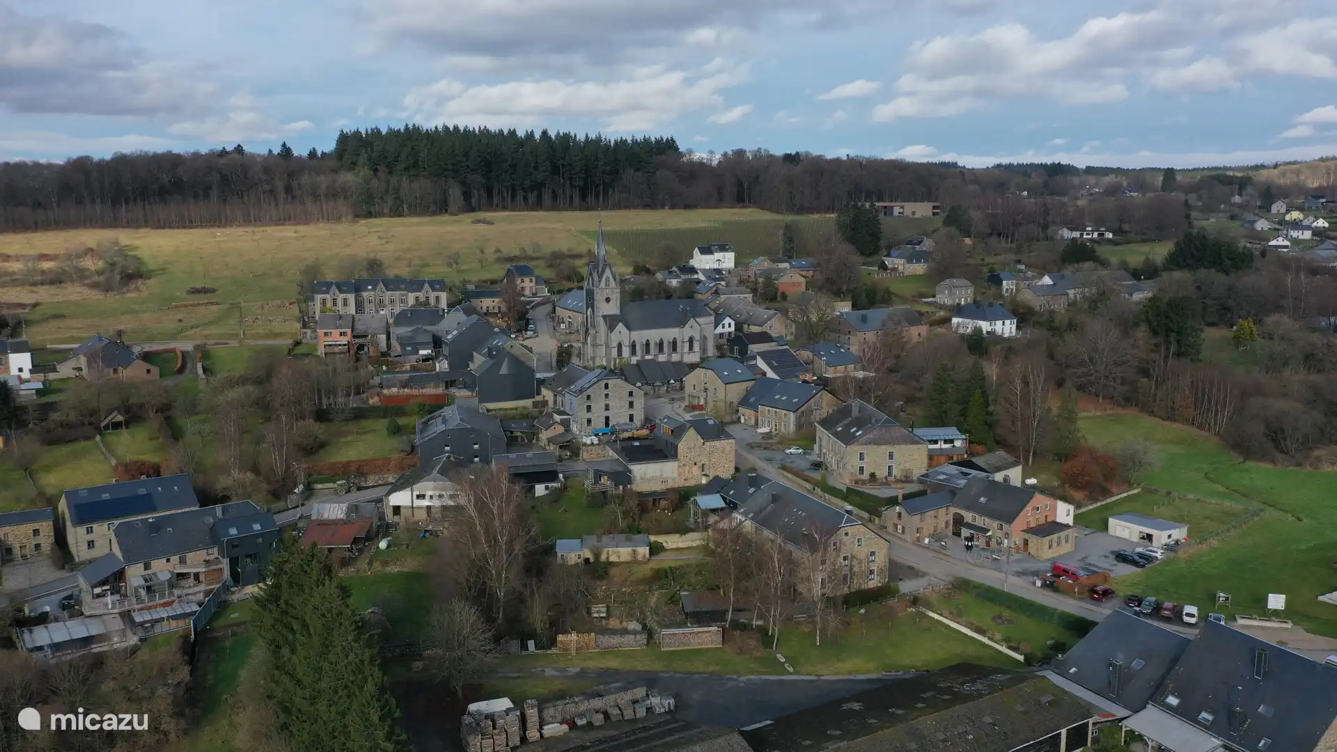 Redu het boekendorp met nog enkele 2e handsboeken winkels, museum, galerie,….. en wijn domein op de achtergrond. 