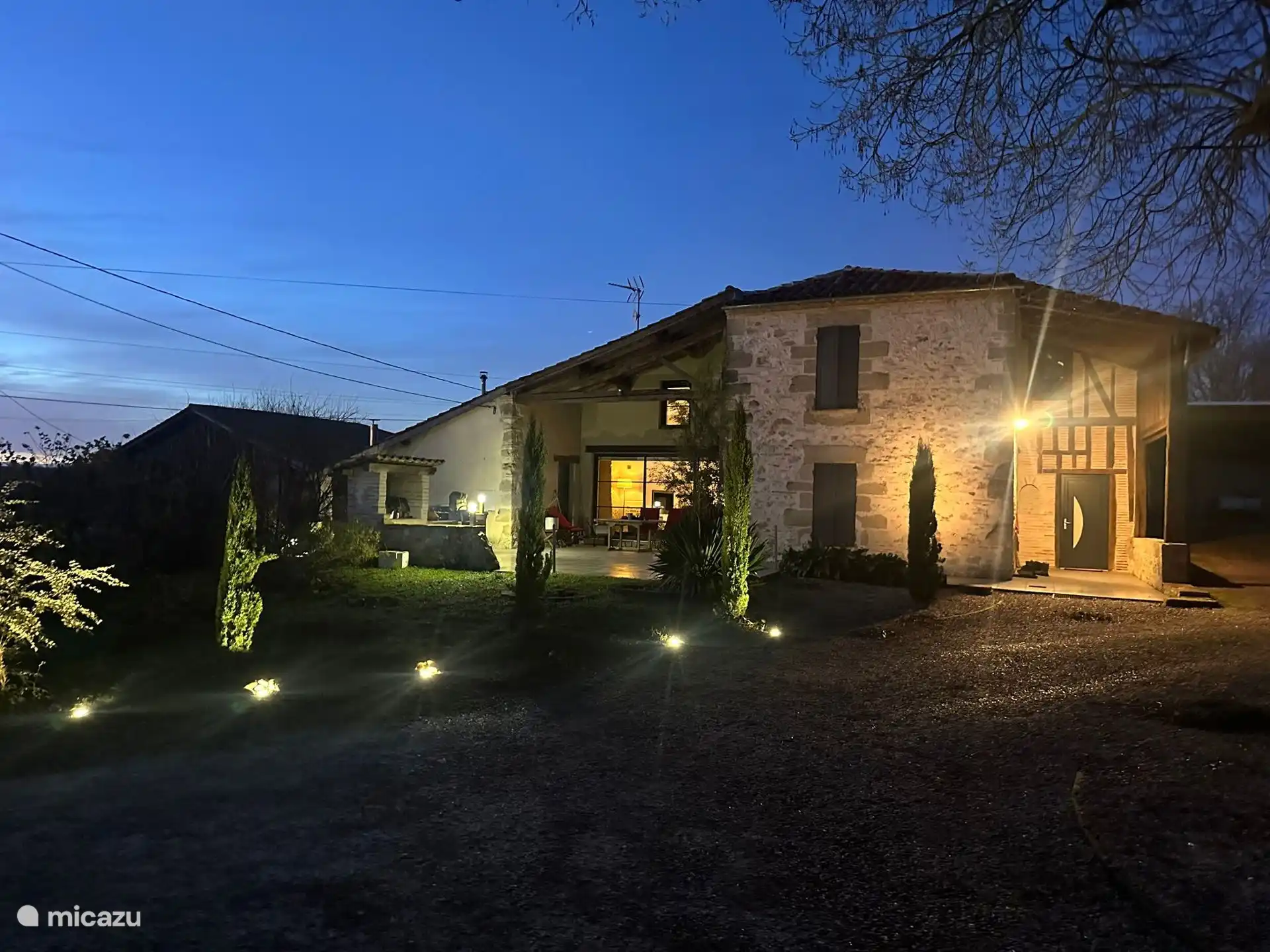 Façade de la maison le soir