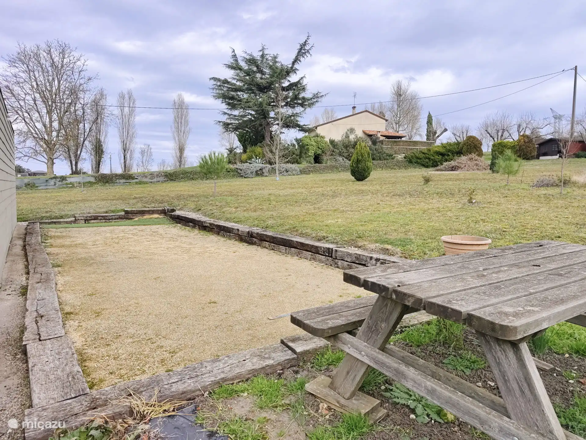 Terrain de pétanque avec table de pique-nique
