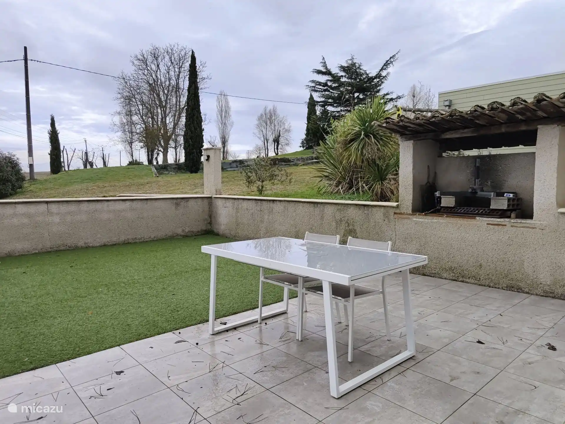 Terrasse avec barbecue gite