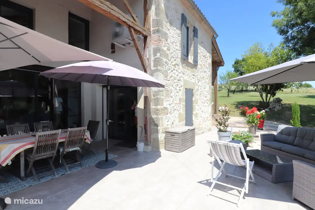 Espace repas sur la terrasse