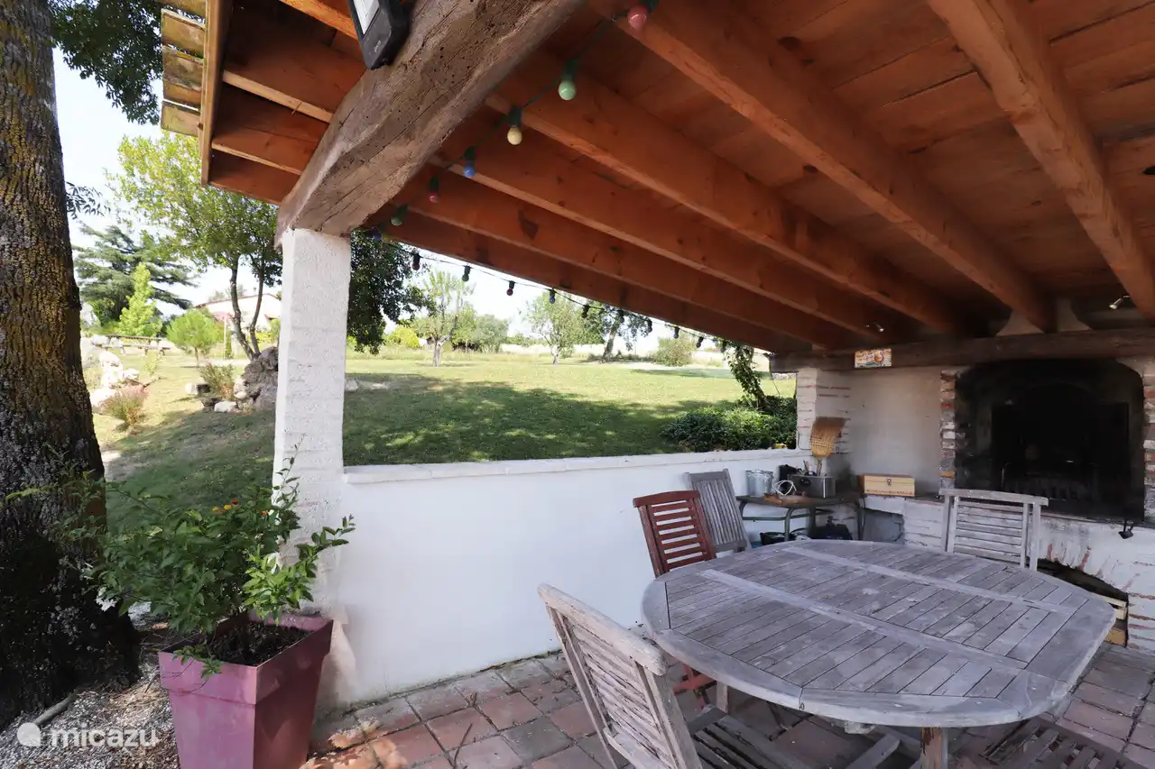 Espace repas sur la terrasse